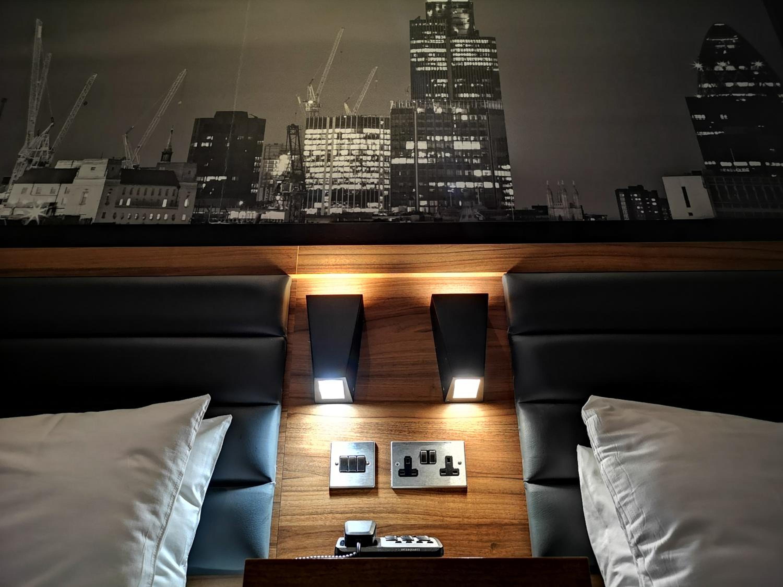 Deluxe Twin Room, with en suite photo 2