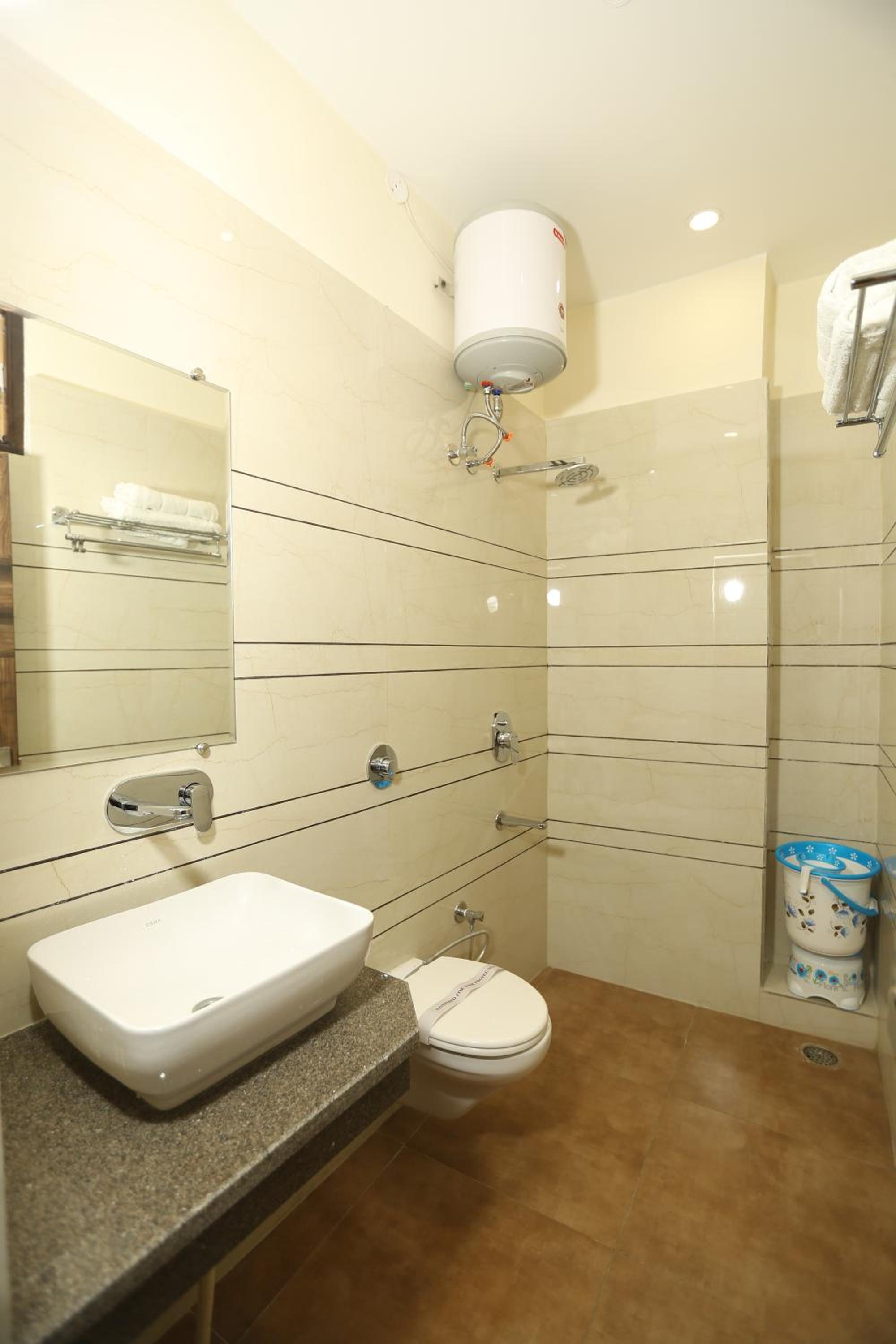 Standard King Room - Photo 8