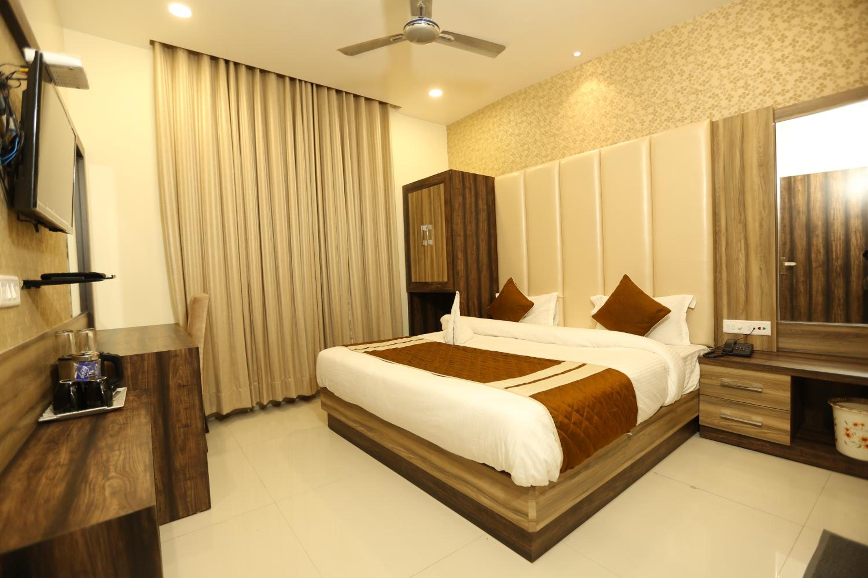 Standard King Room - Photo 6