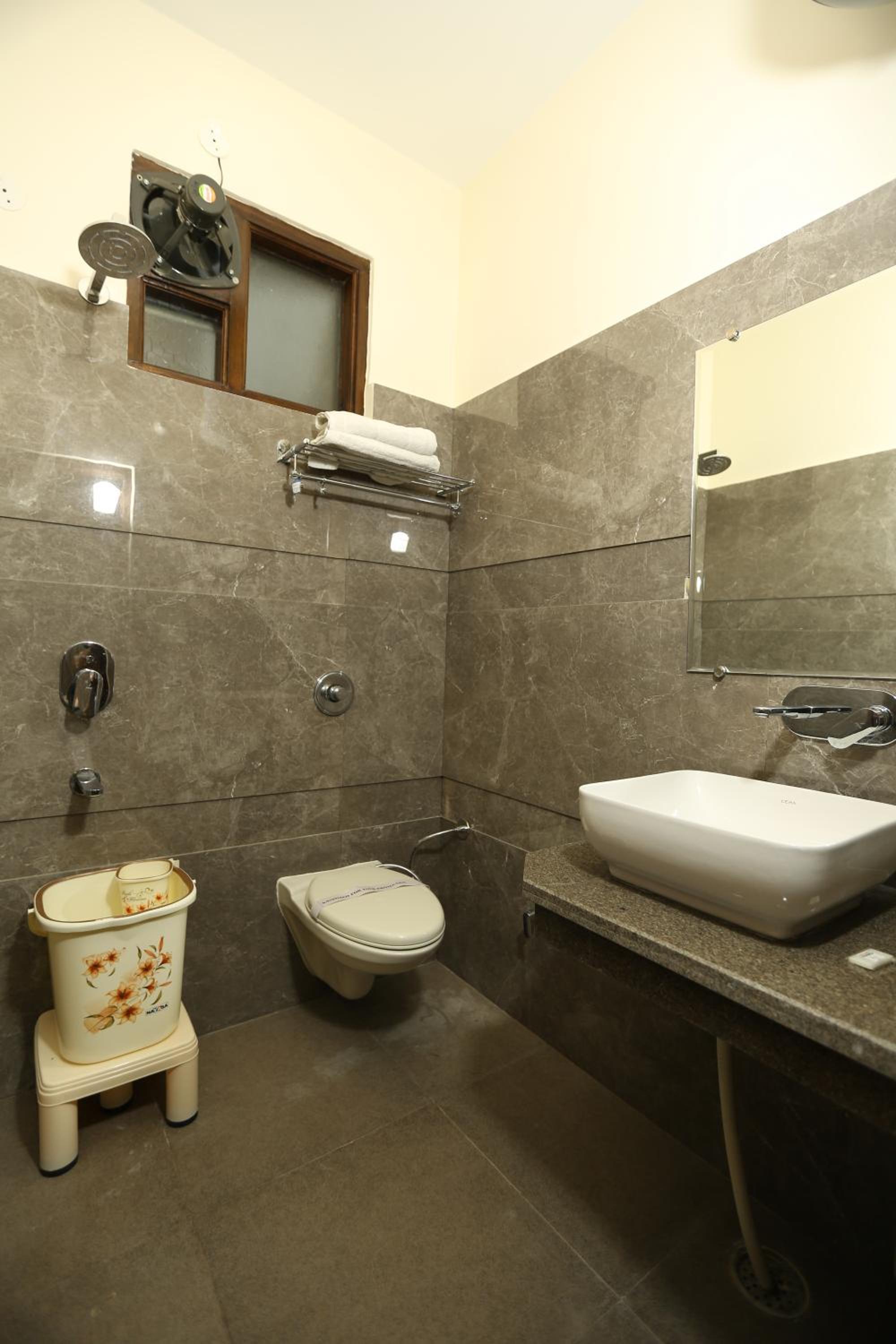 Standard King Room - Photo 7