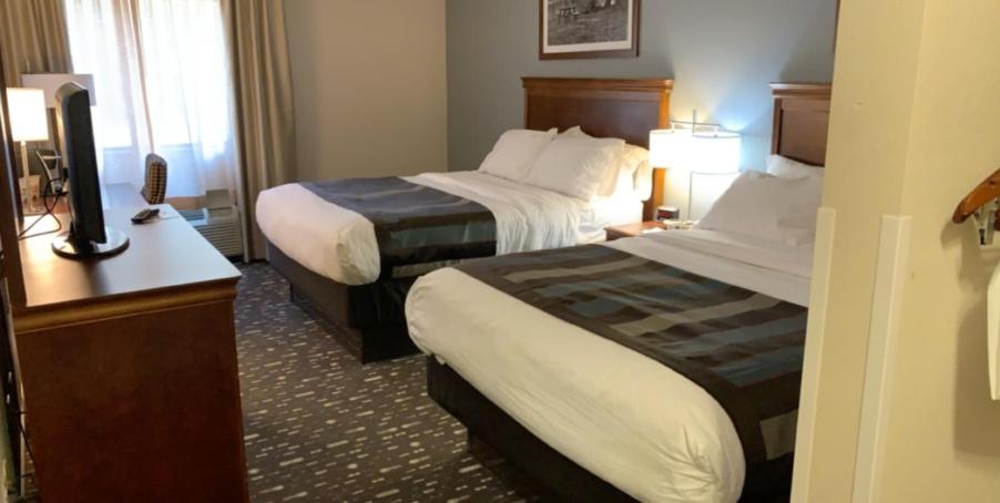 Queen Room with Two Queen Beds - Non-Smoking - Photo 1
