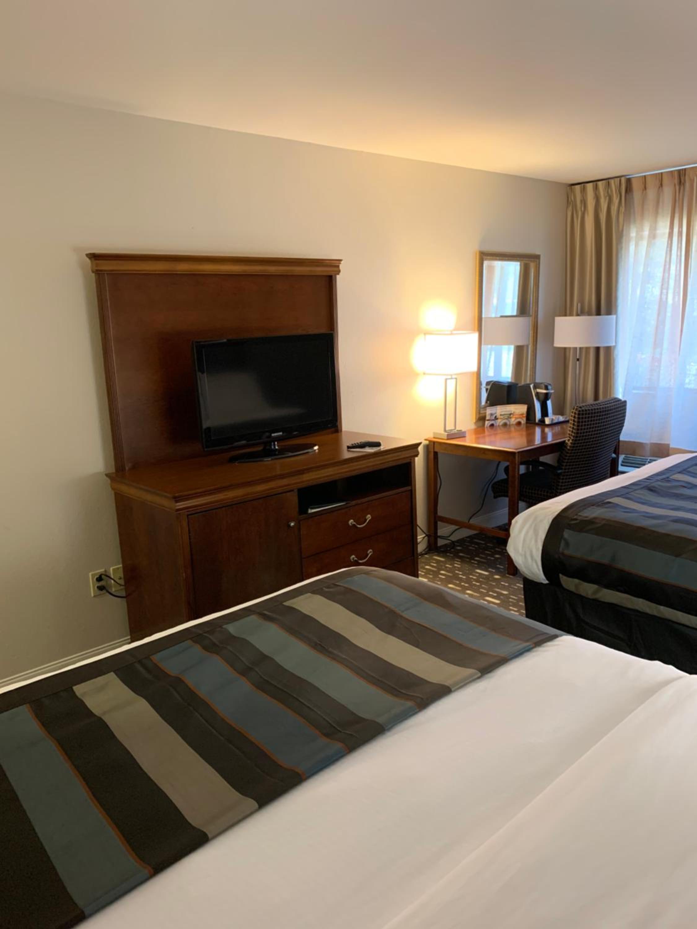 Queen Room with Two Queen Beds - Non-Smoking - Photo 2
