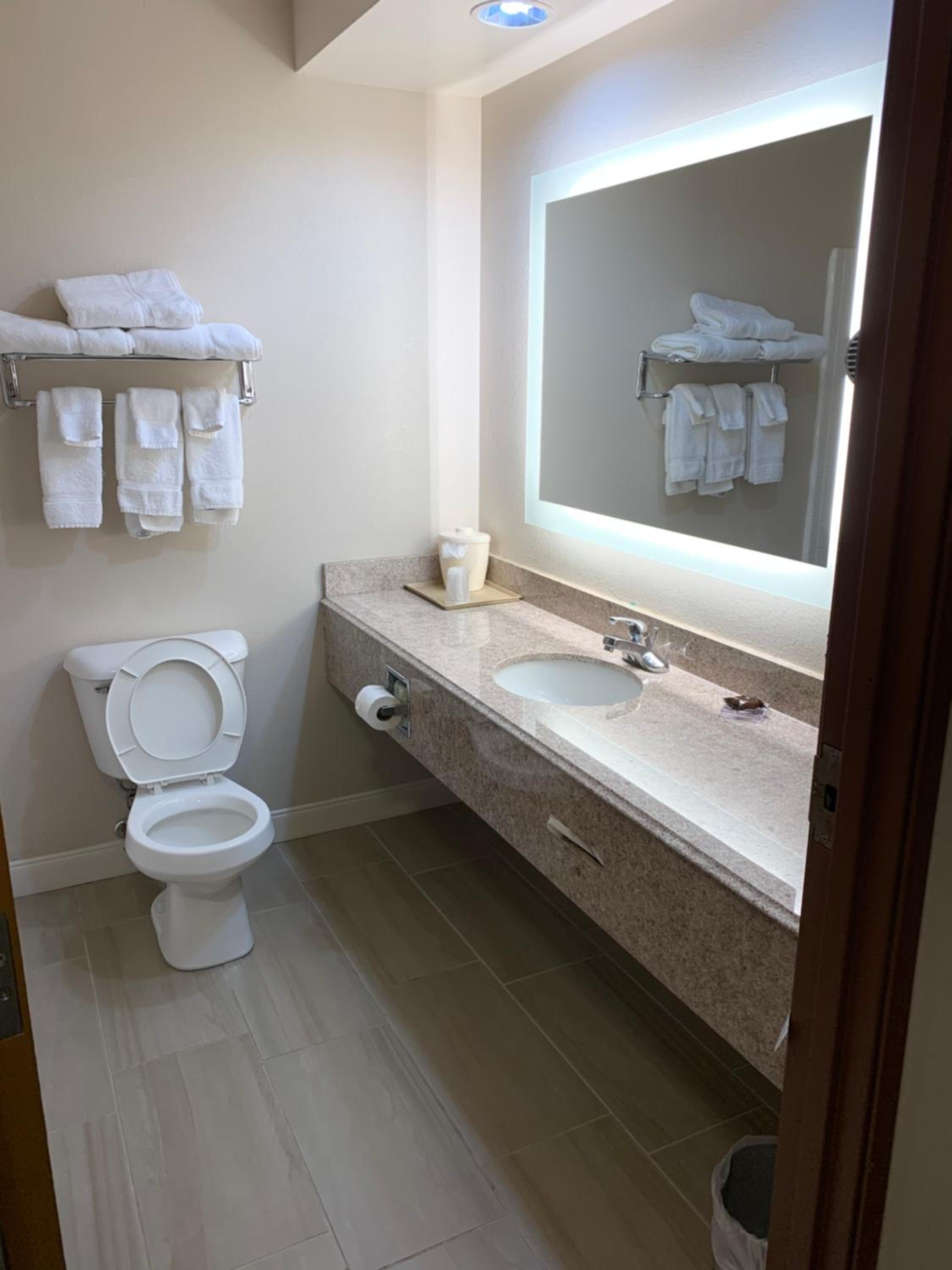 Queen Room with Two Queen Beds - Non-Smoking - Photo 6