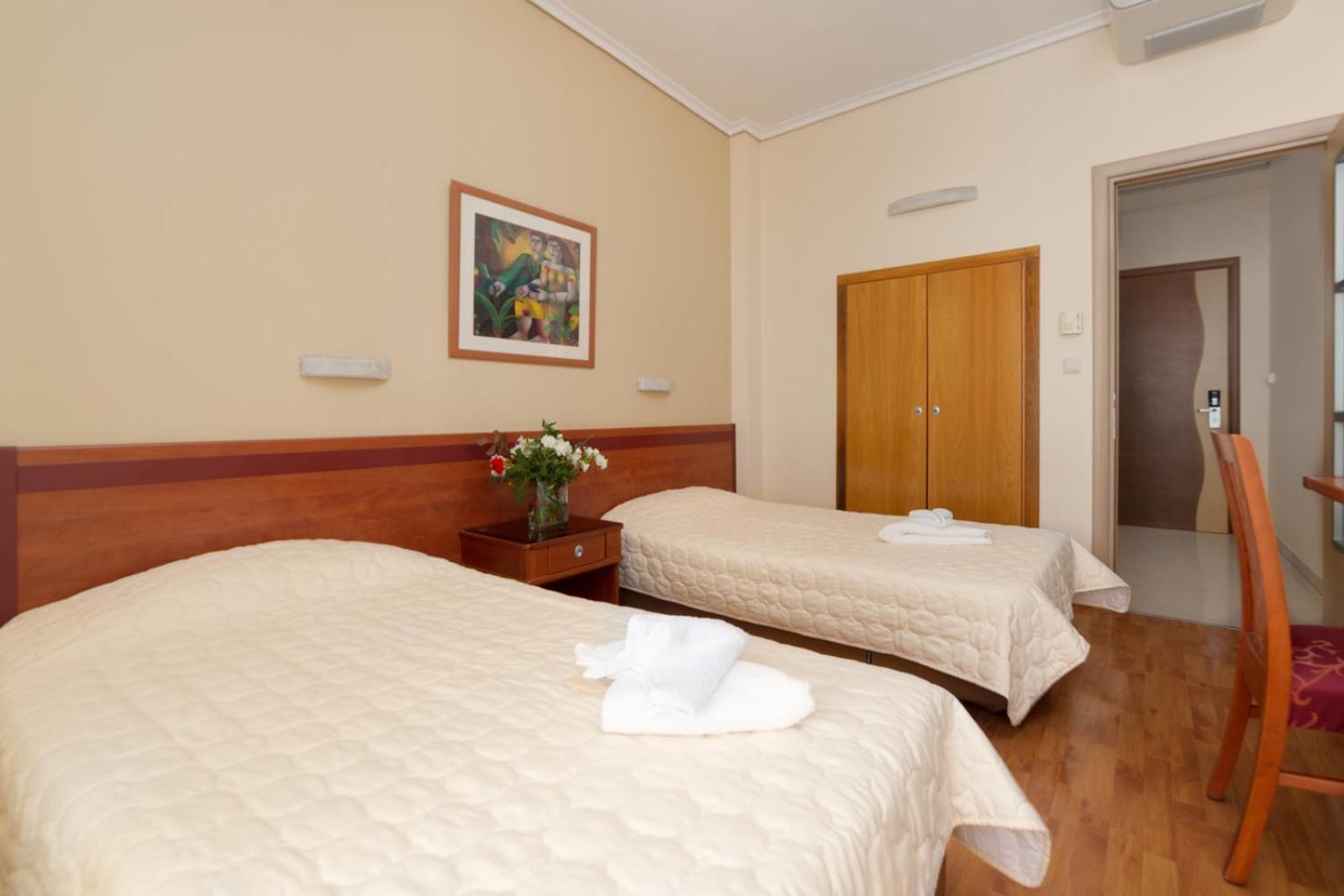 Standard Double or Twin Room with Balcony - Photo 8
