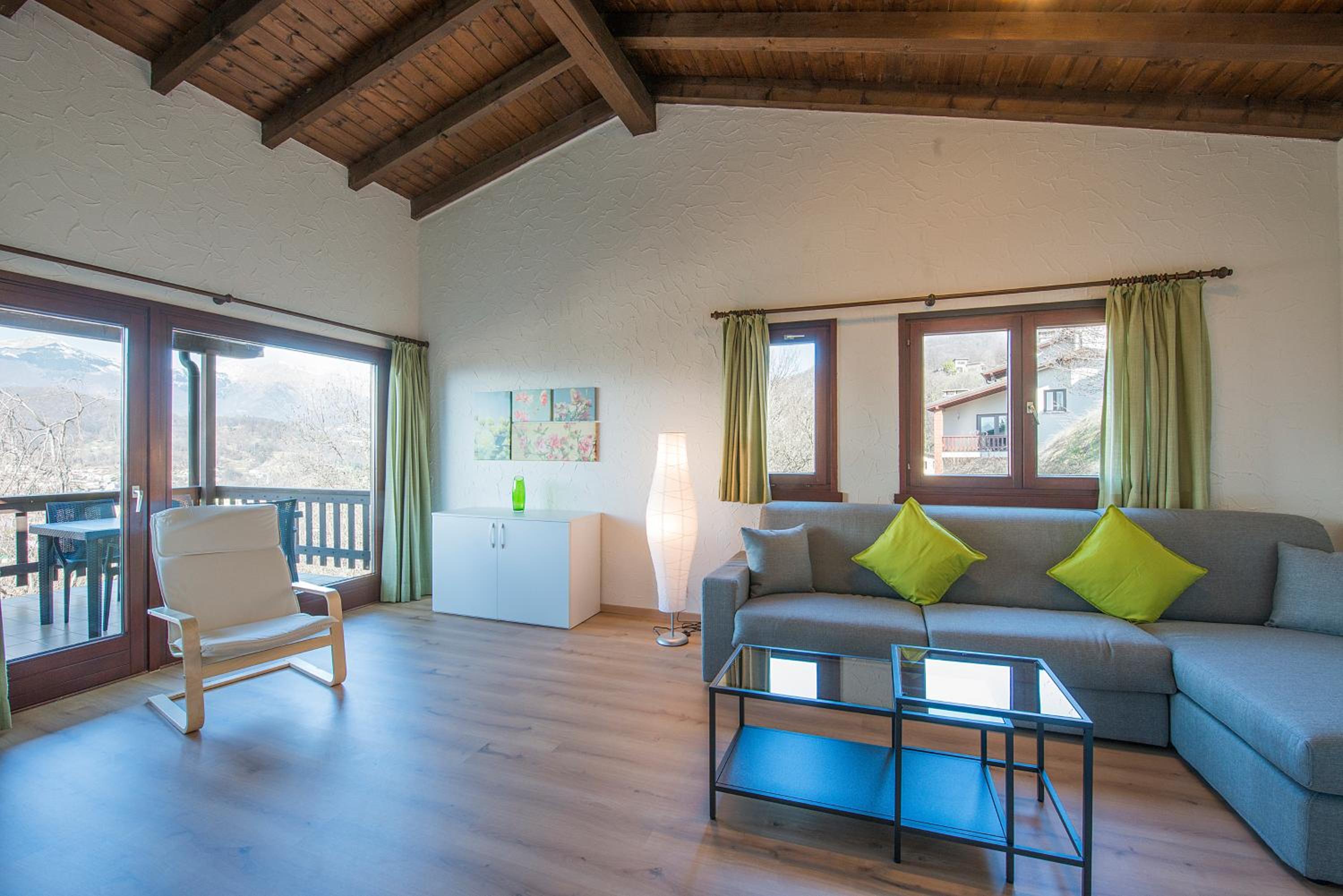 One-Bedroom Apartment with Balcony and Air-Conditioning photo 2