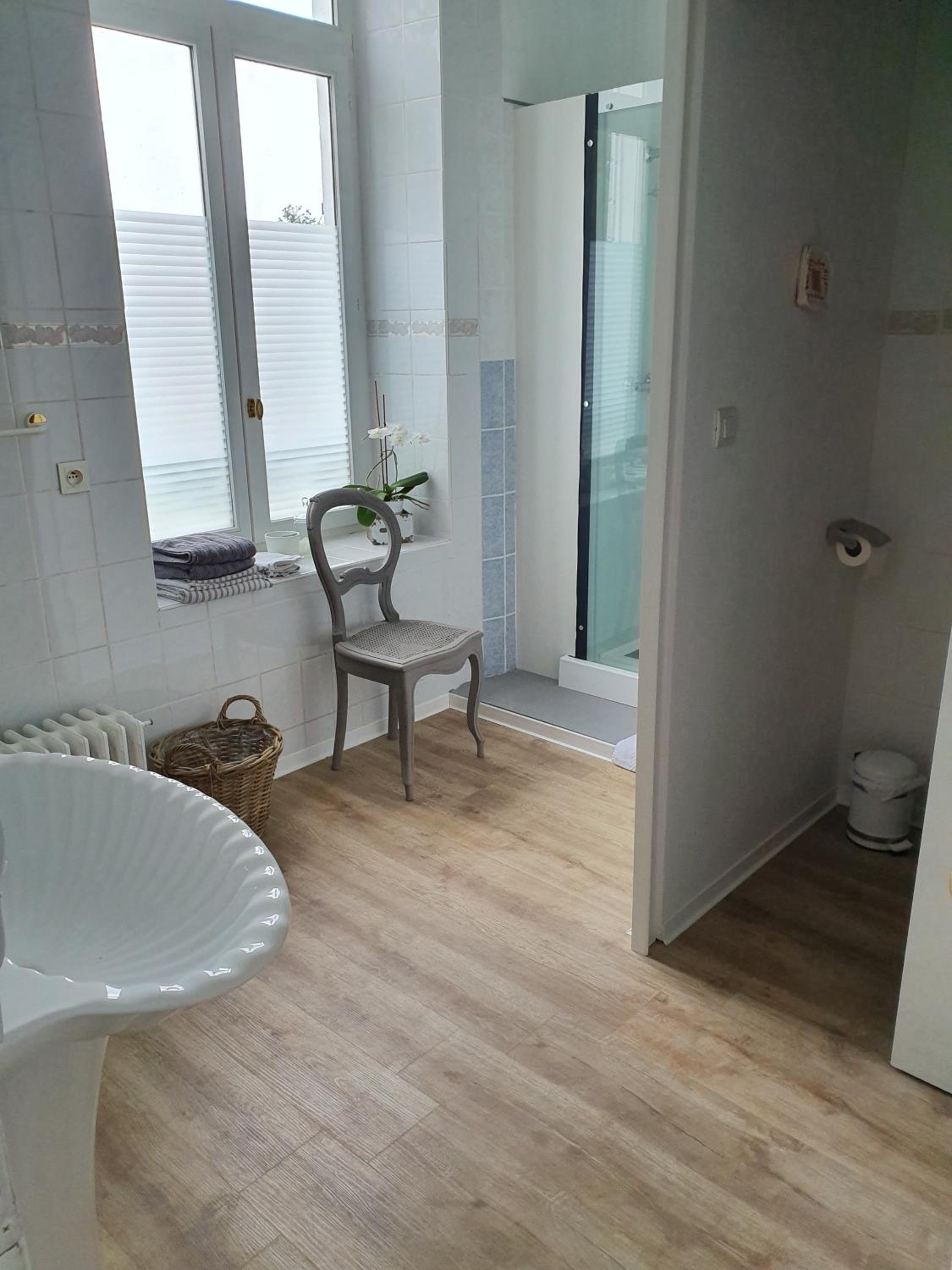 Double Room with Private Bathroom - Photo 12