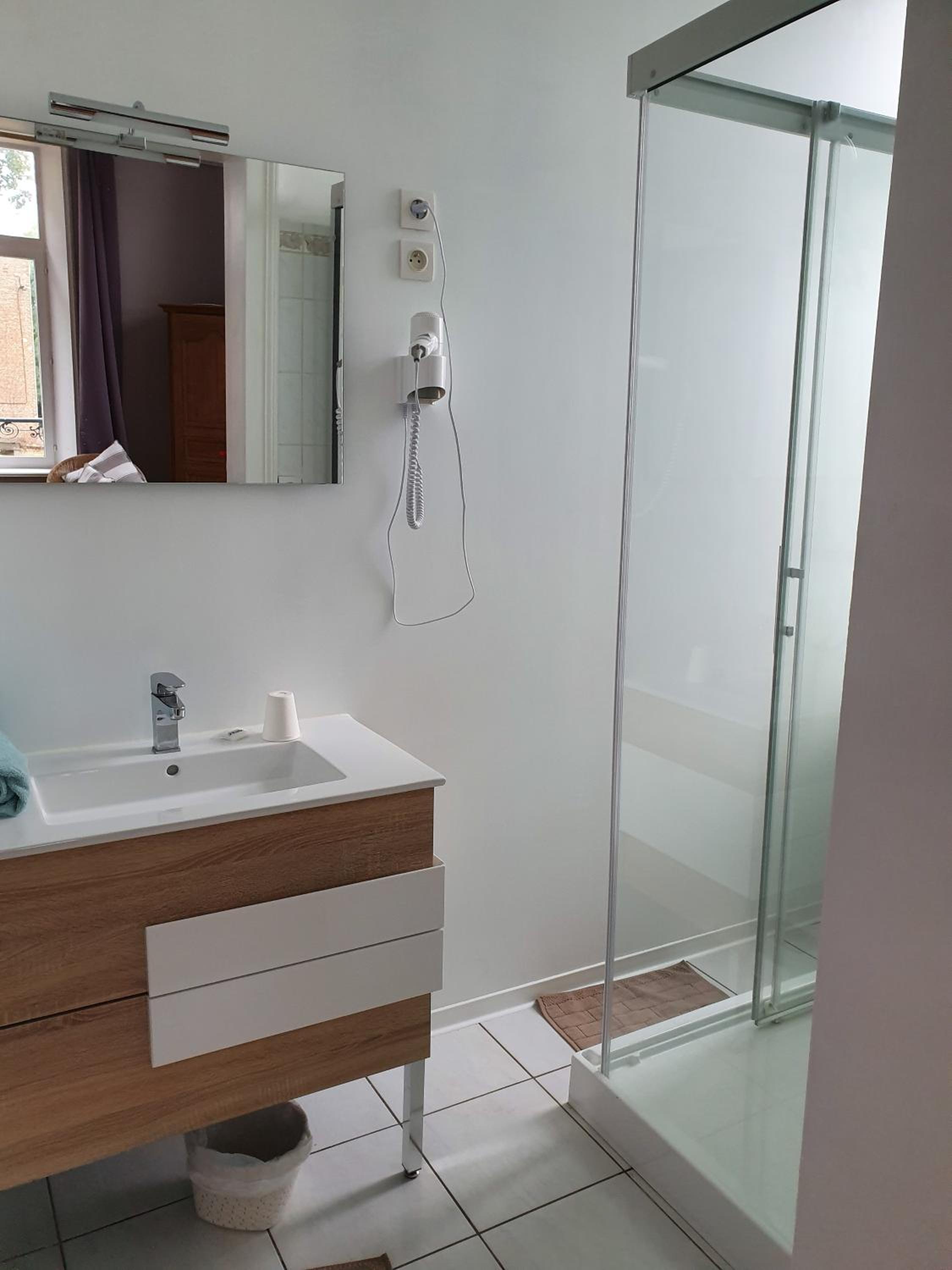Double Room with Private Bathroom - Photo 11