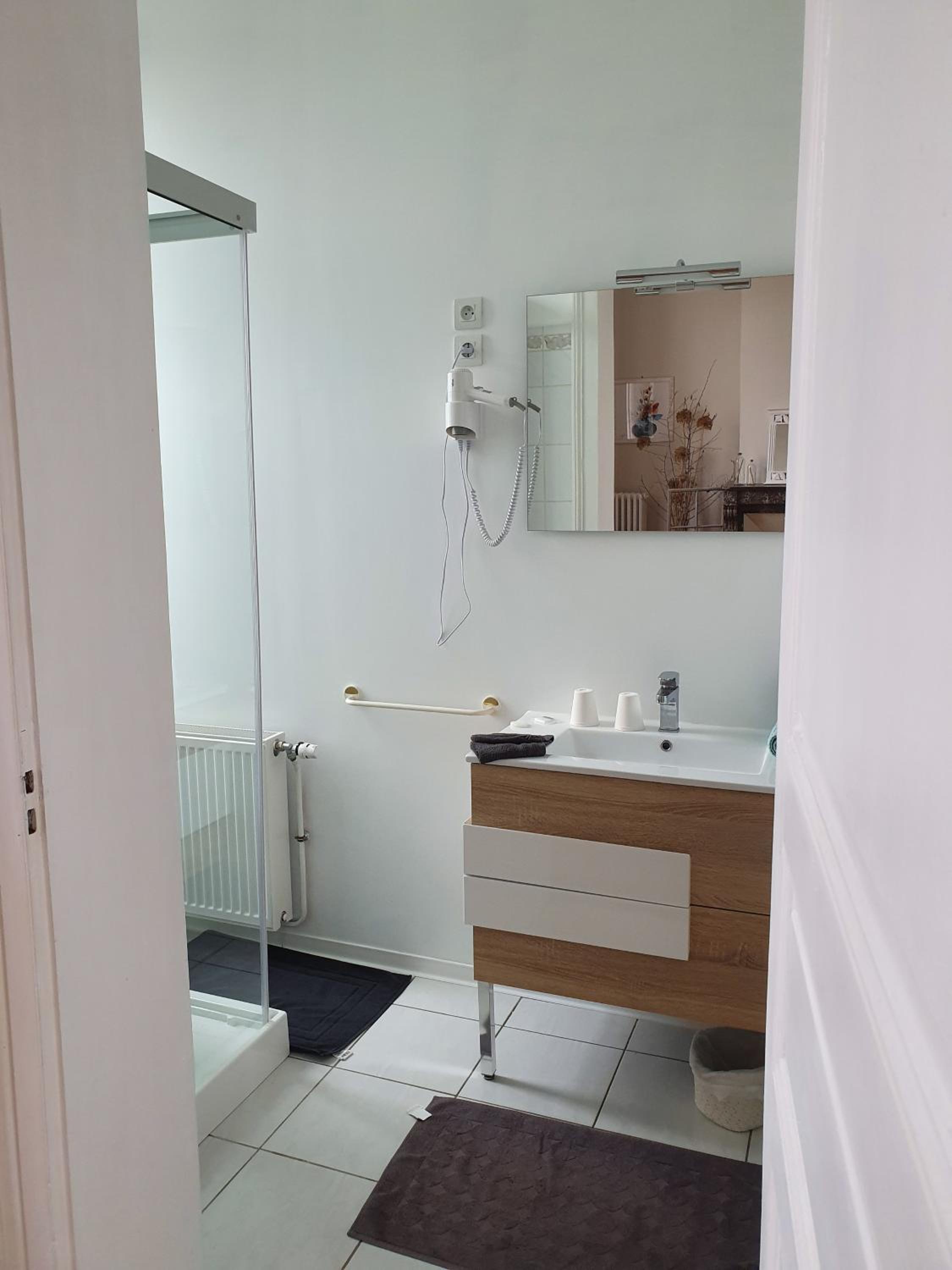 Double Room with Private Bathroom - Photo 8