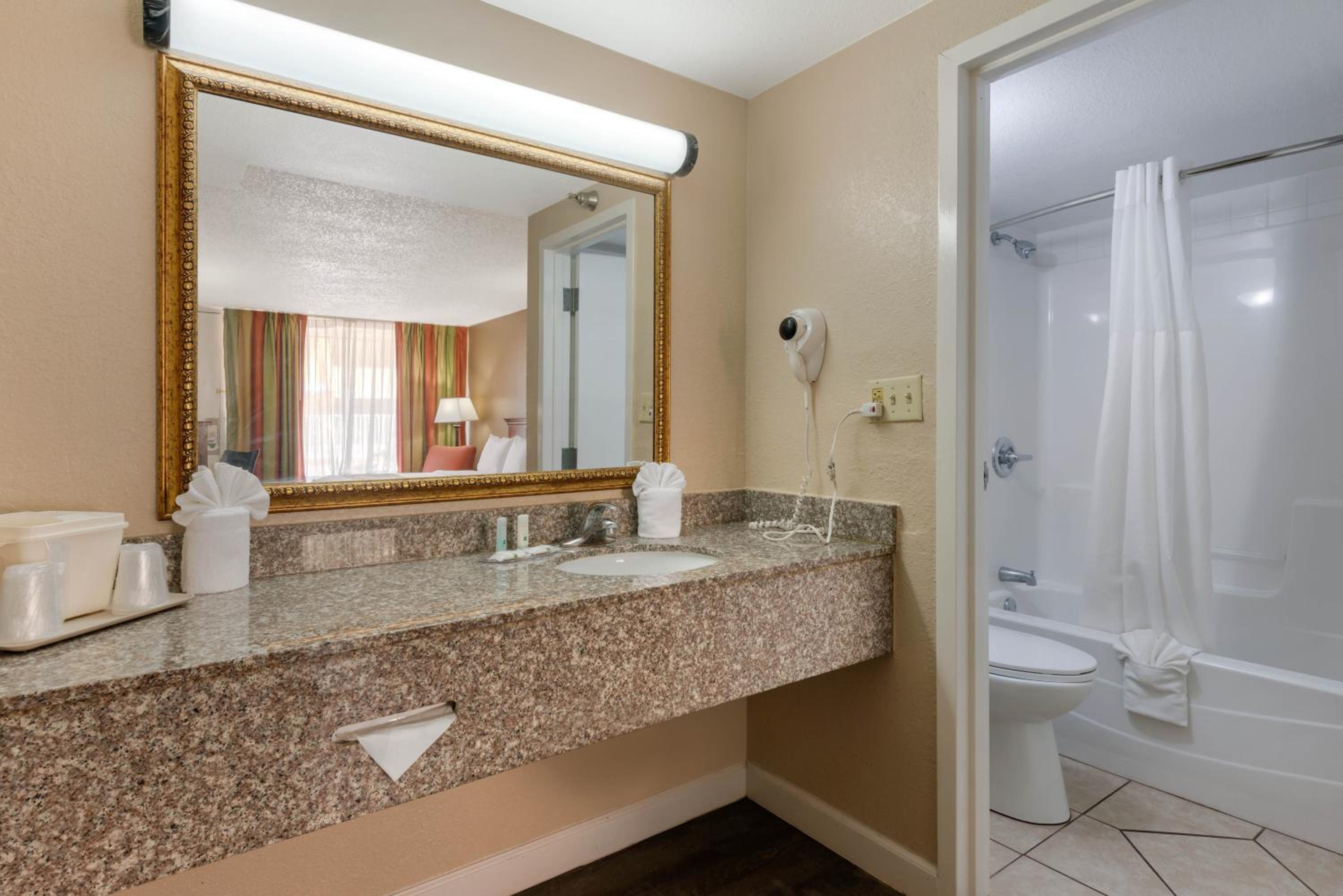 King Room - Non-Smoking - Photo 4