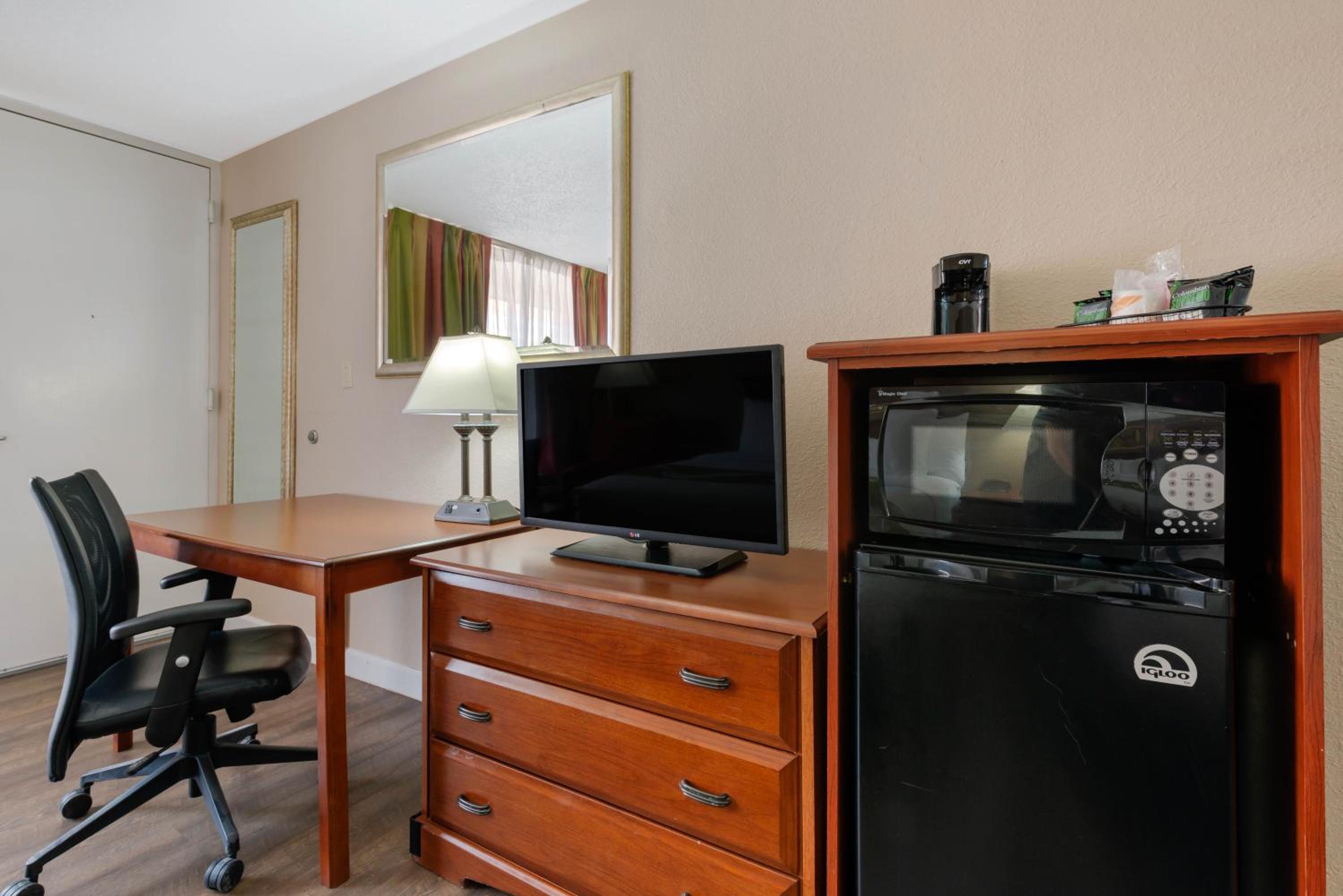 King Room - Non-Smoking - Photo 1