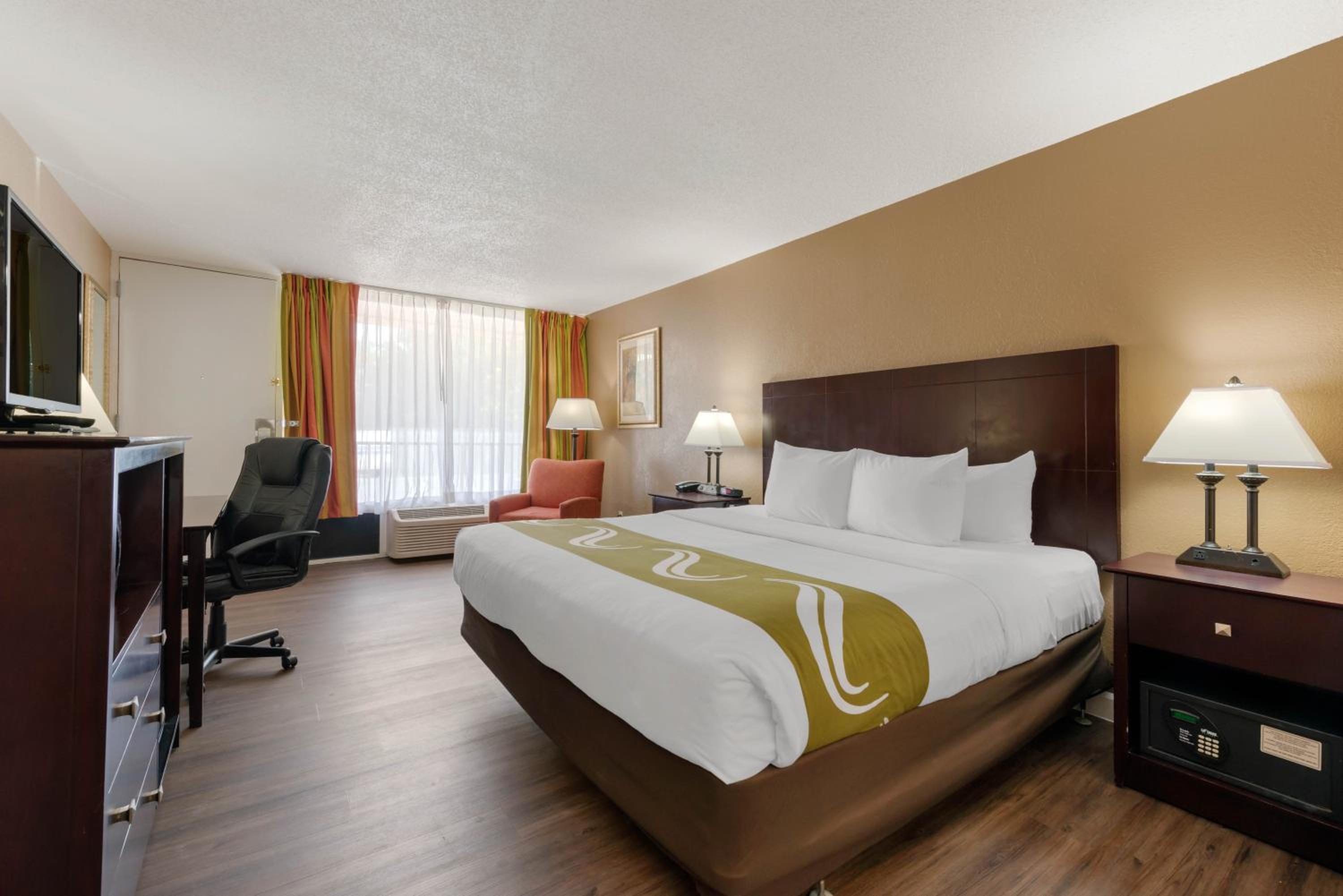 King Room - Non-Smoking - Photo 7