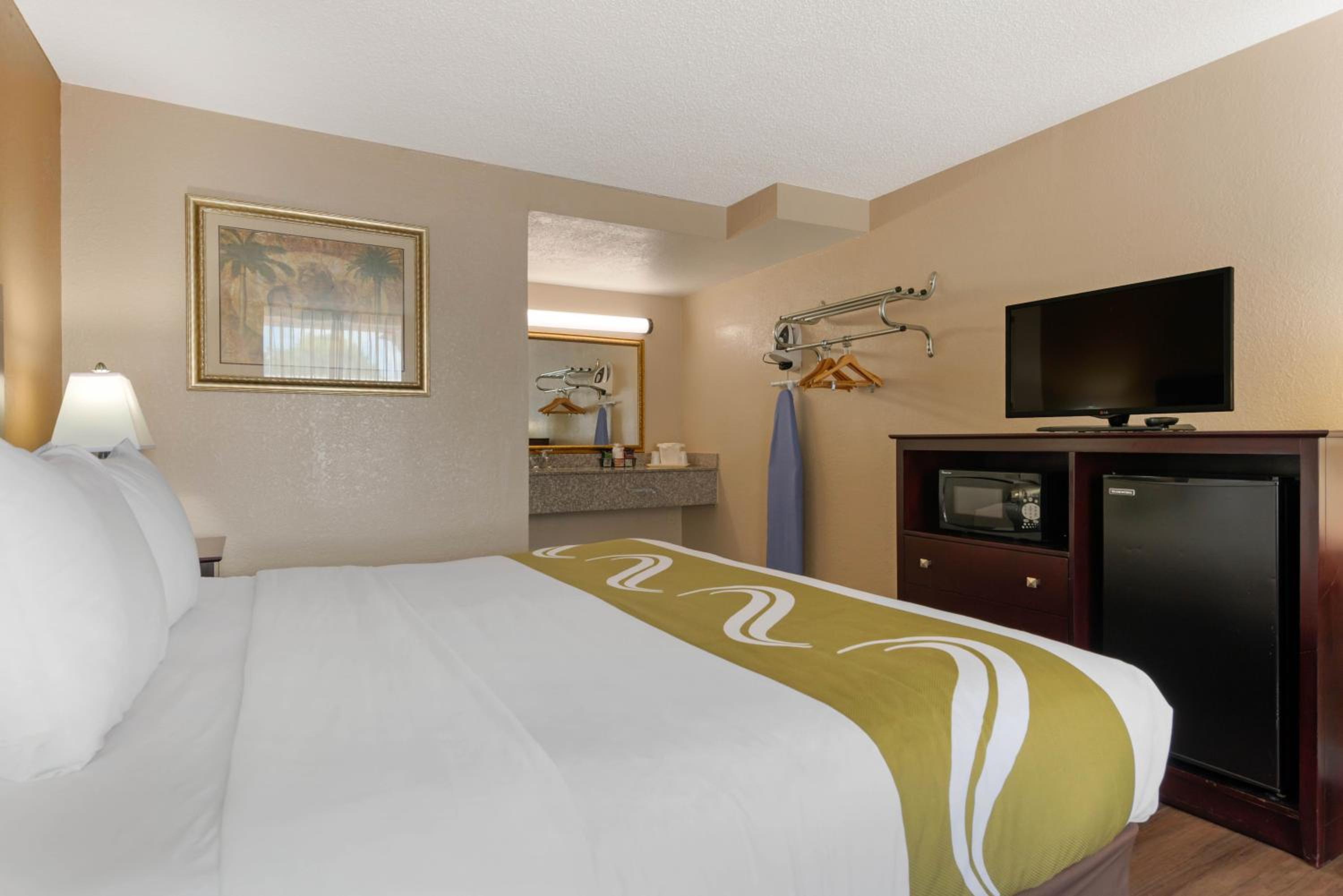 King Room - Non-Smoking - Photo 8