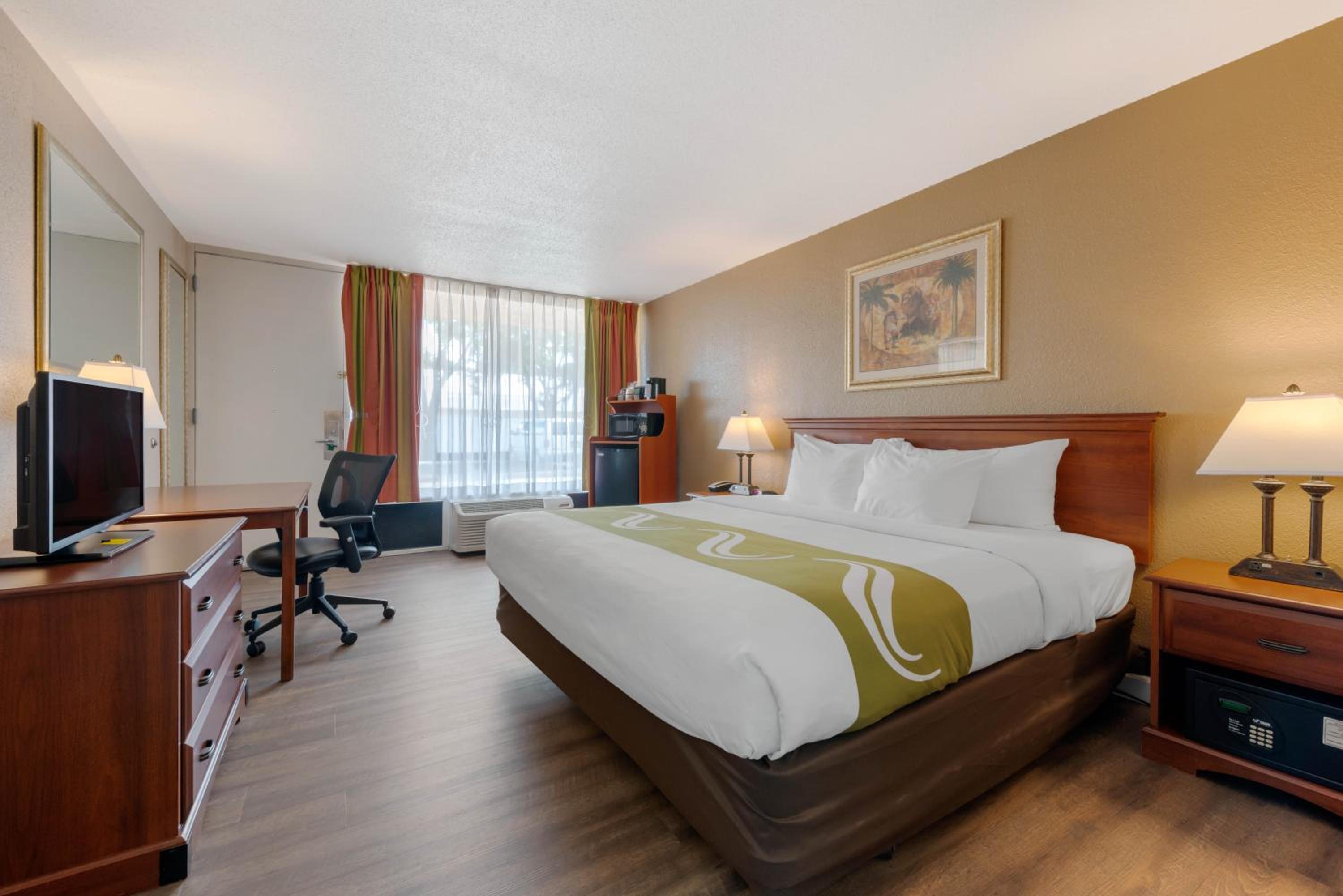 King Room - Non-Smoking - Photo 9