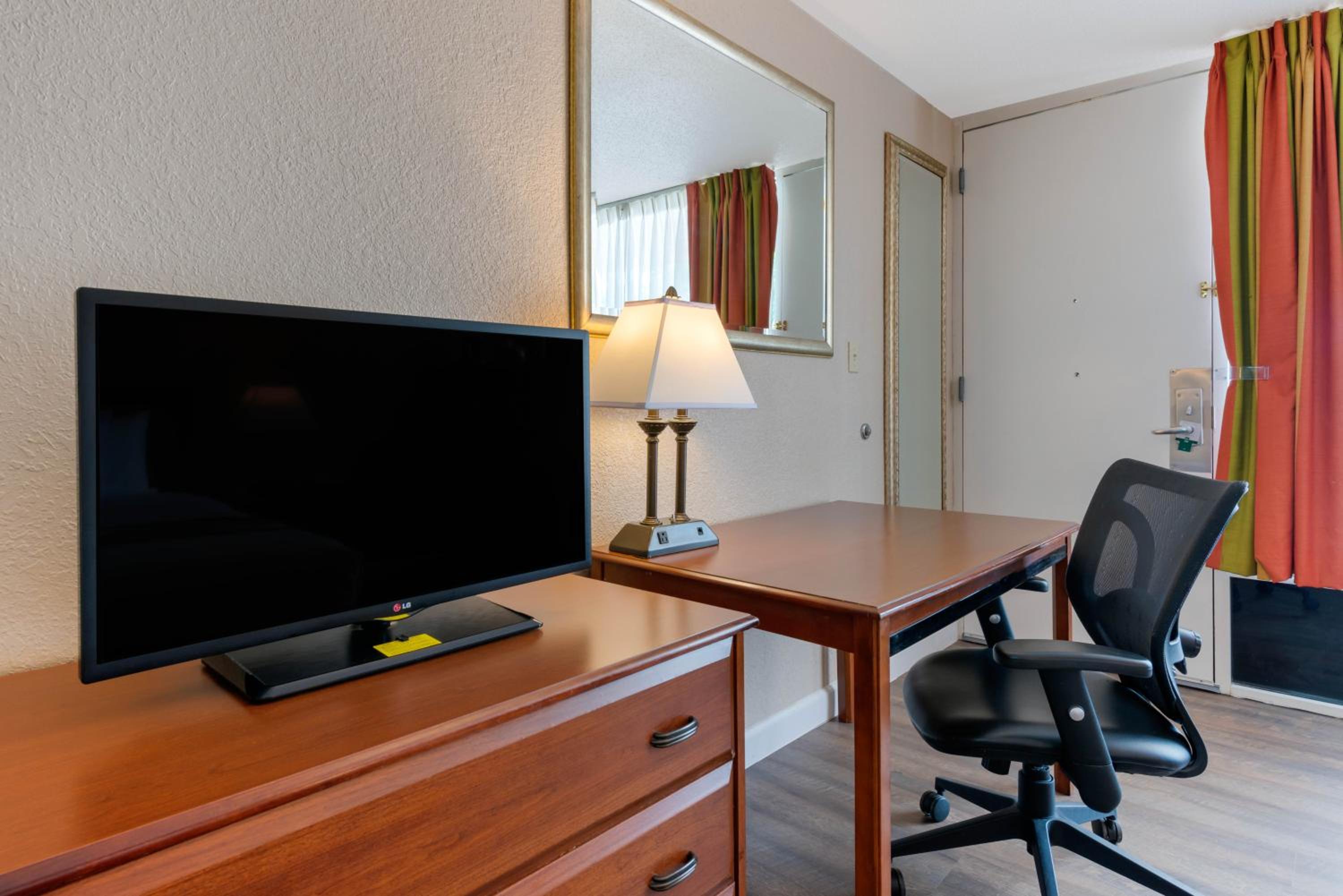 King Room - Non-Smoking - Photo 10