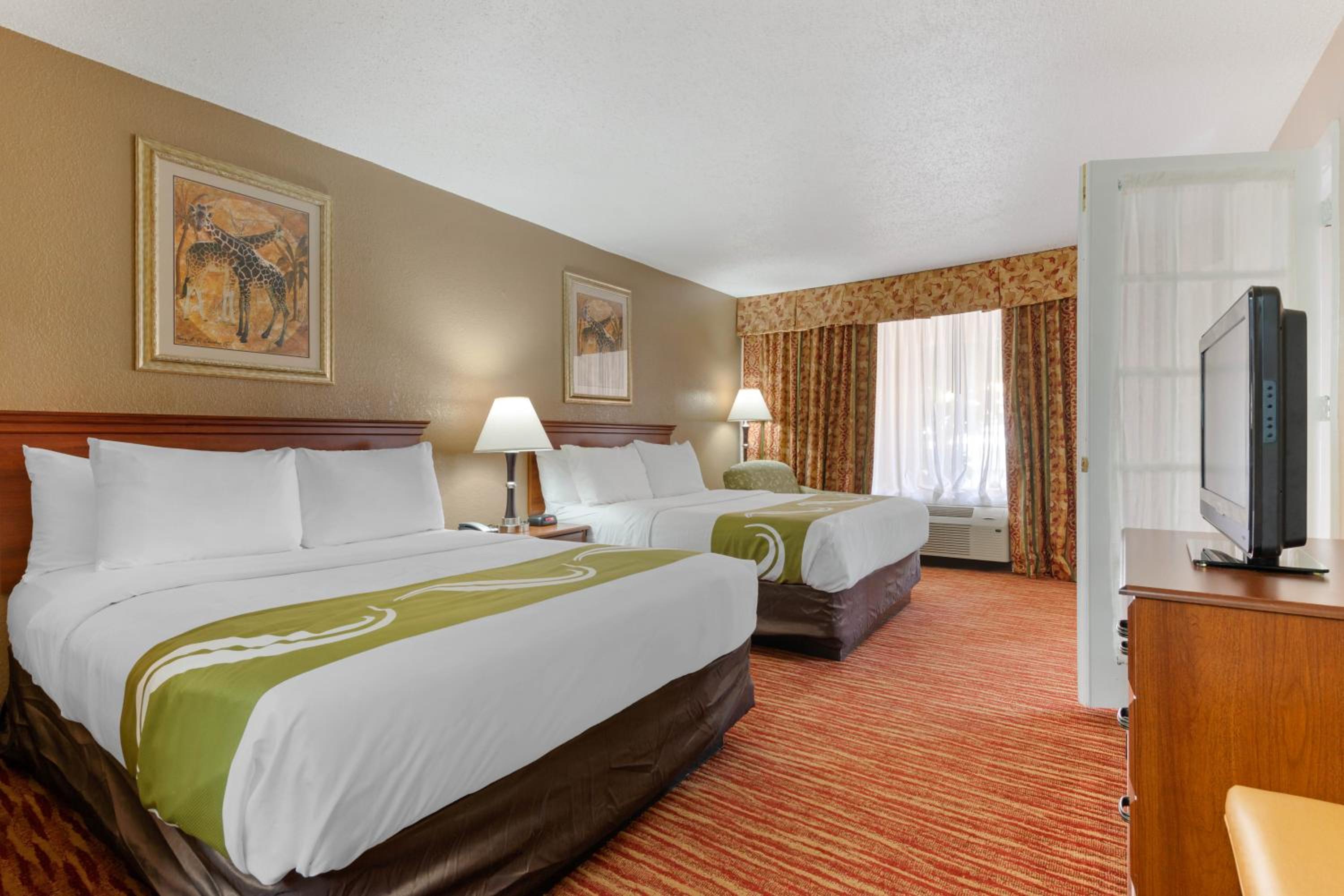 Queen Suite with Sofa Bed - Non-Smoking - Photo 2