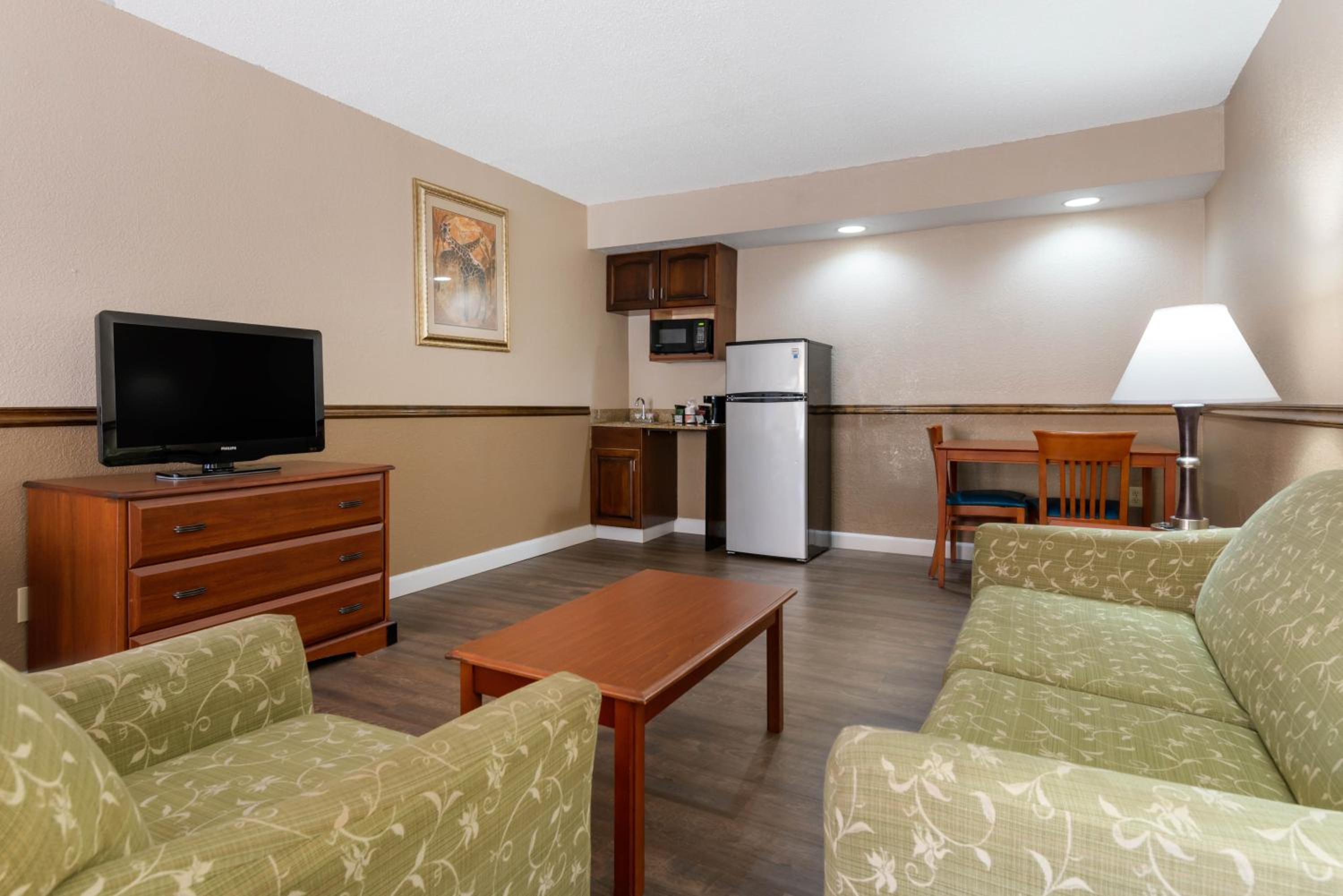 Queen Suite with Sofa Bed - Non-Smoking - Photo 4