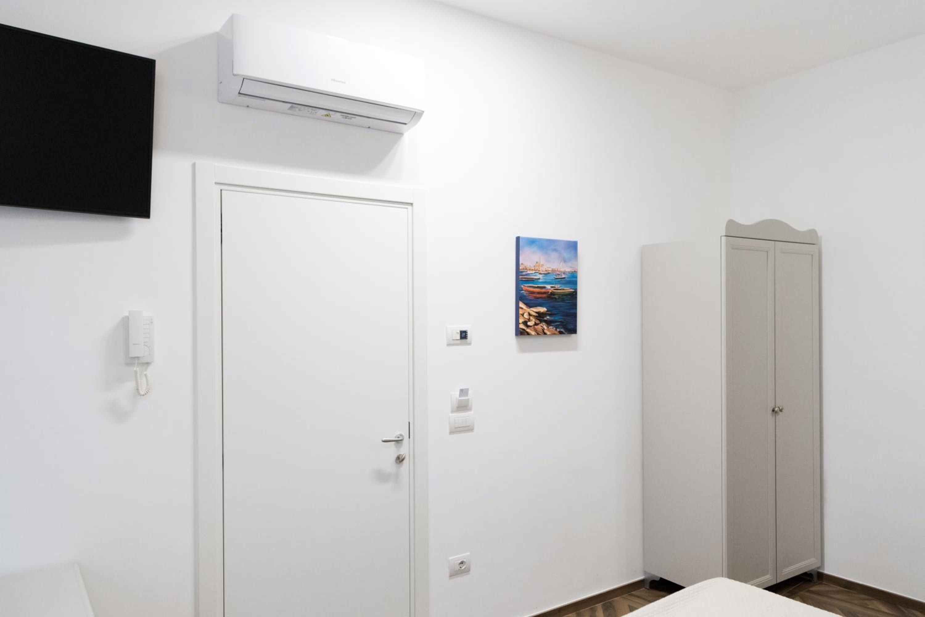 Double Room with Spa Bath - Photo 3
