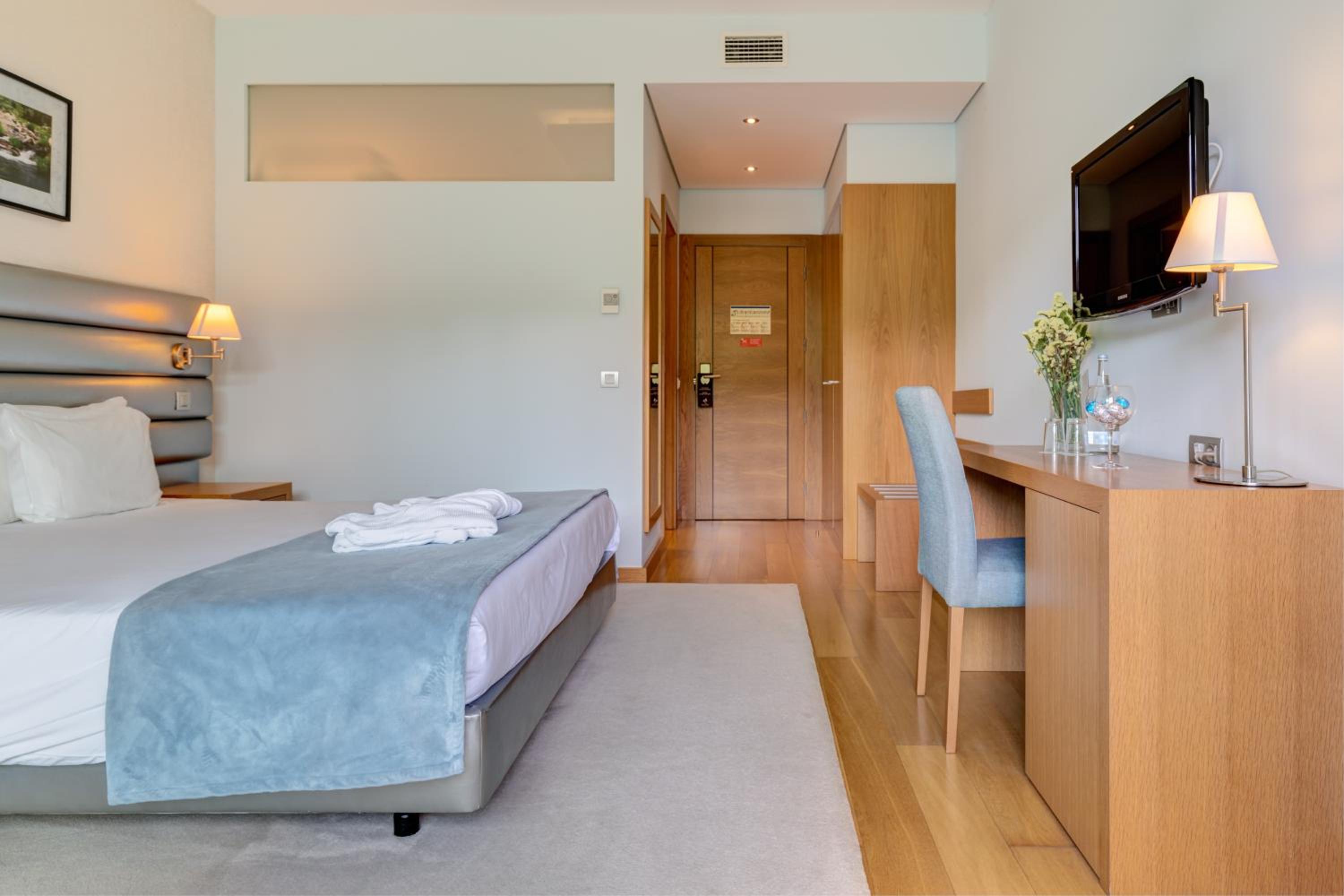 Double Room with River View - Photo 3