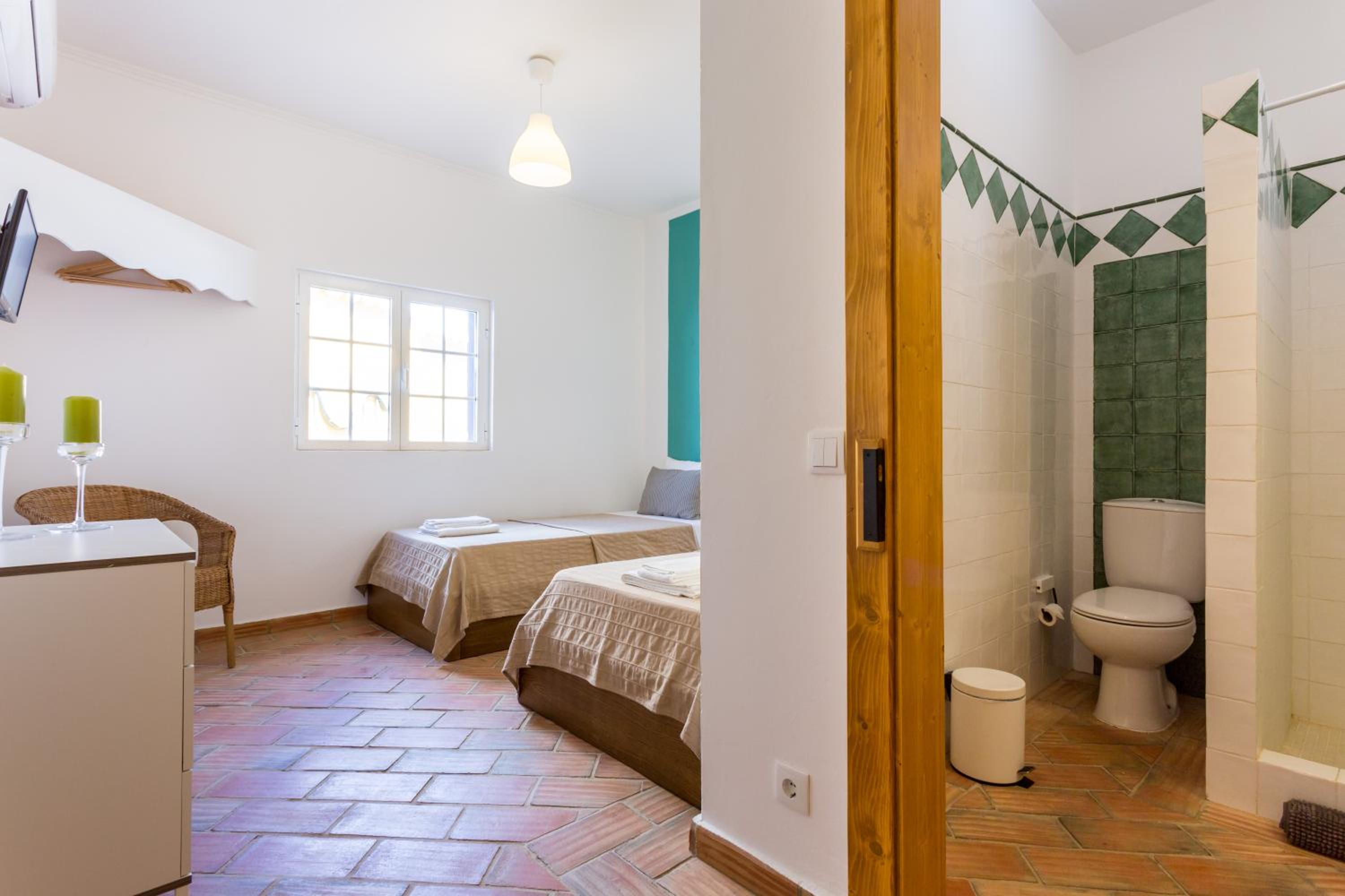 Twin Room - Photo 17