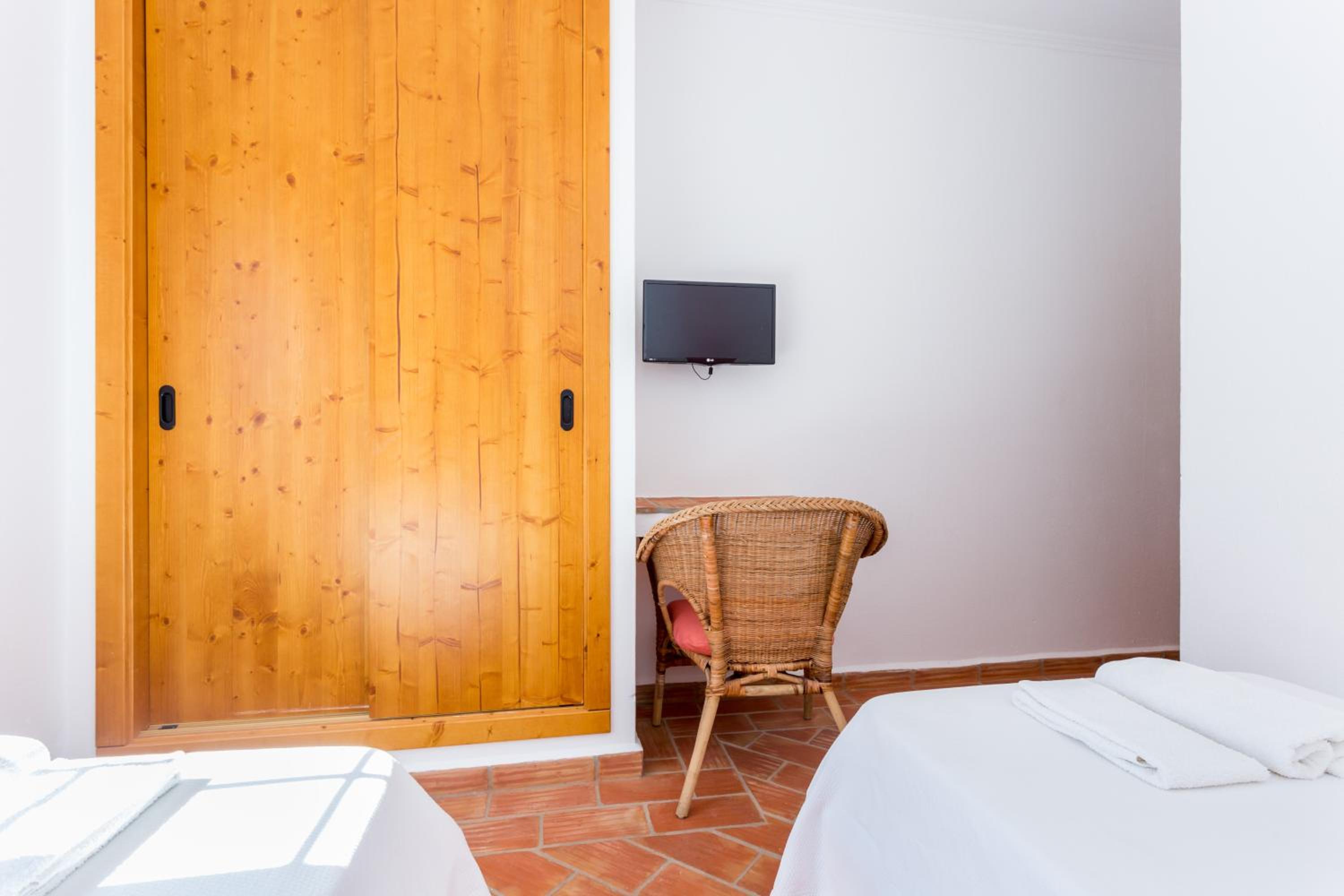 Twin Room - Photo 7