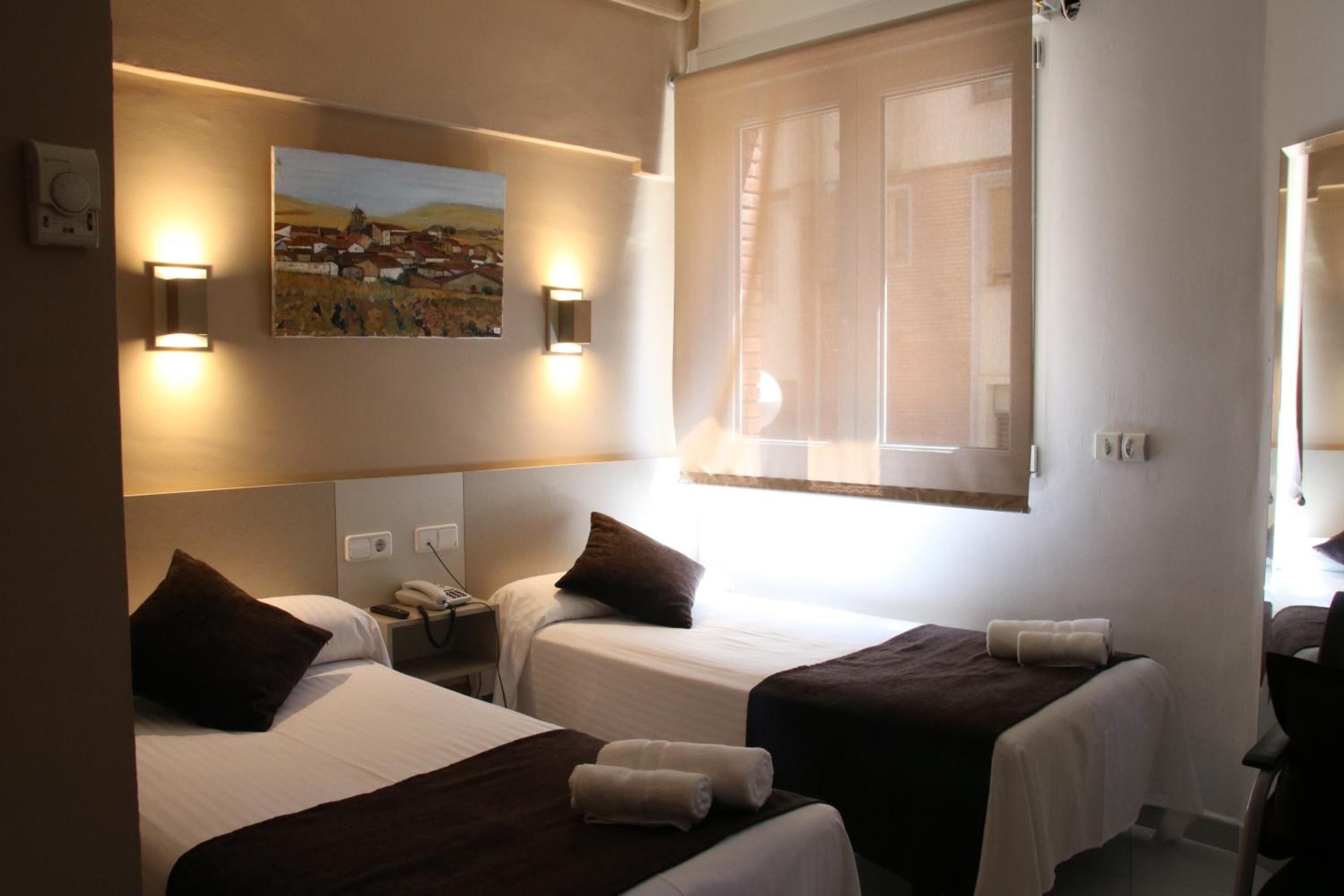 Twin Room with Extra Bed photo 2