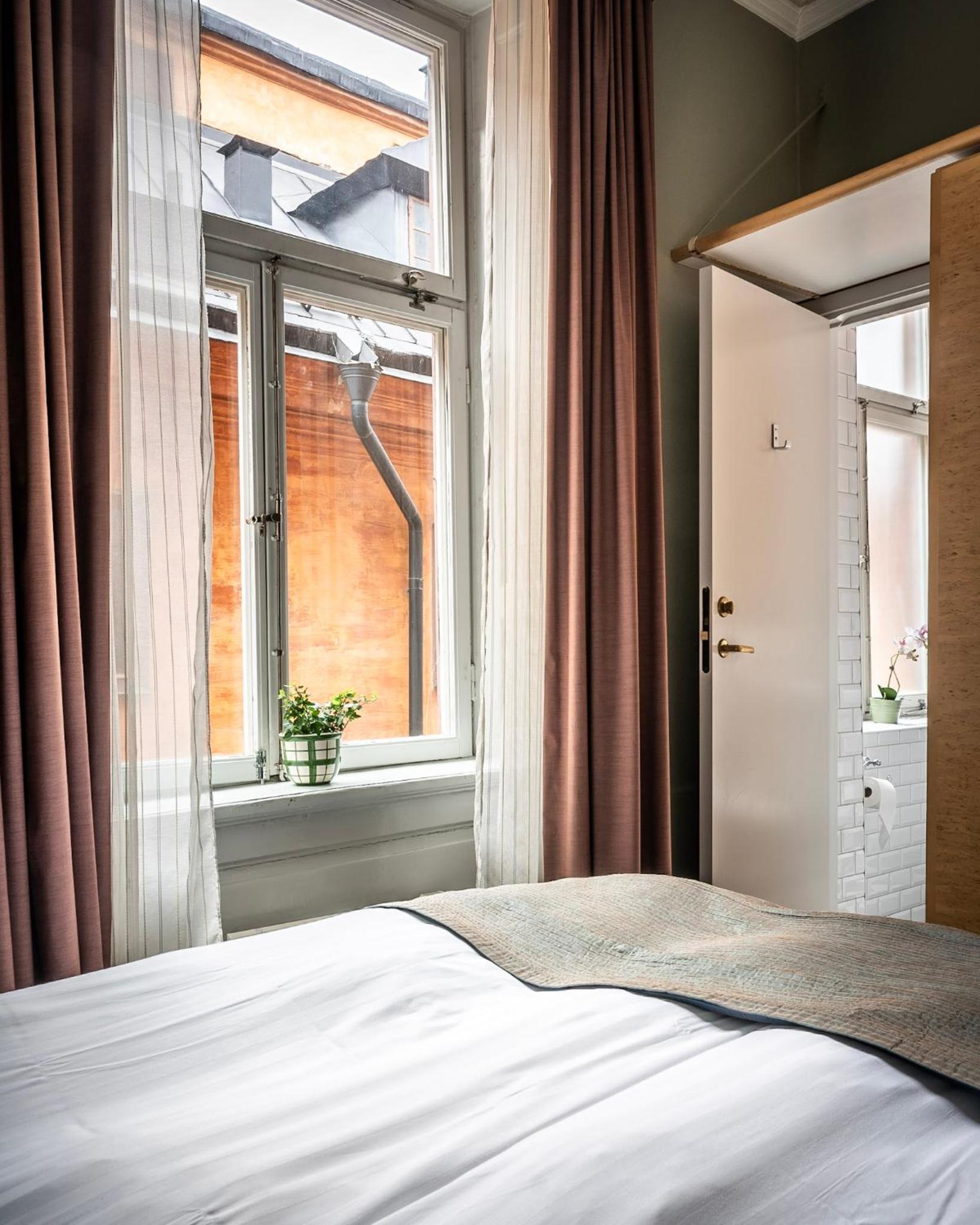 Small Double Room (55 in bed) - Photo 12