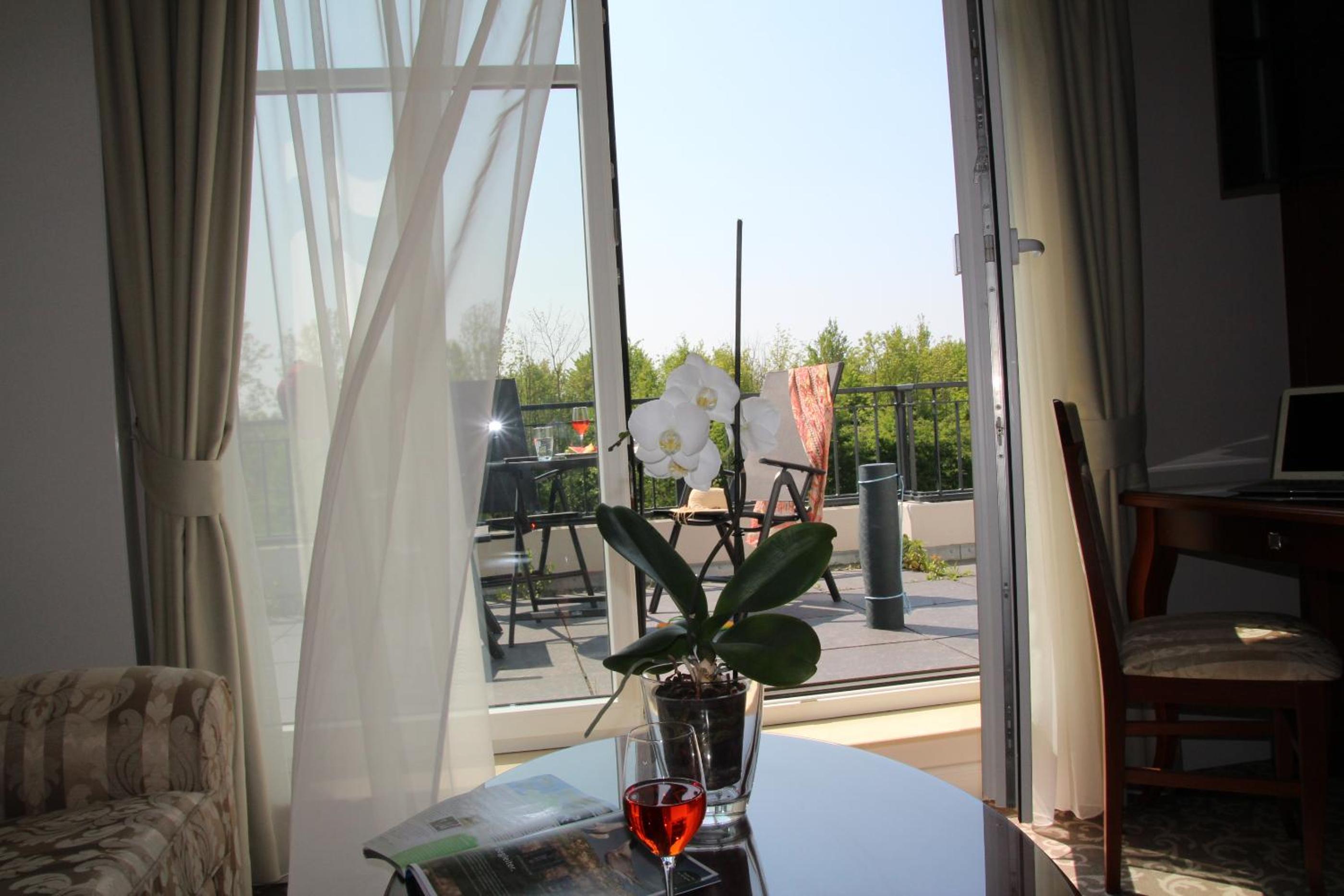 Three-Bedroom Apartment with additional bedroom photo 2