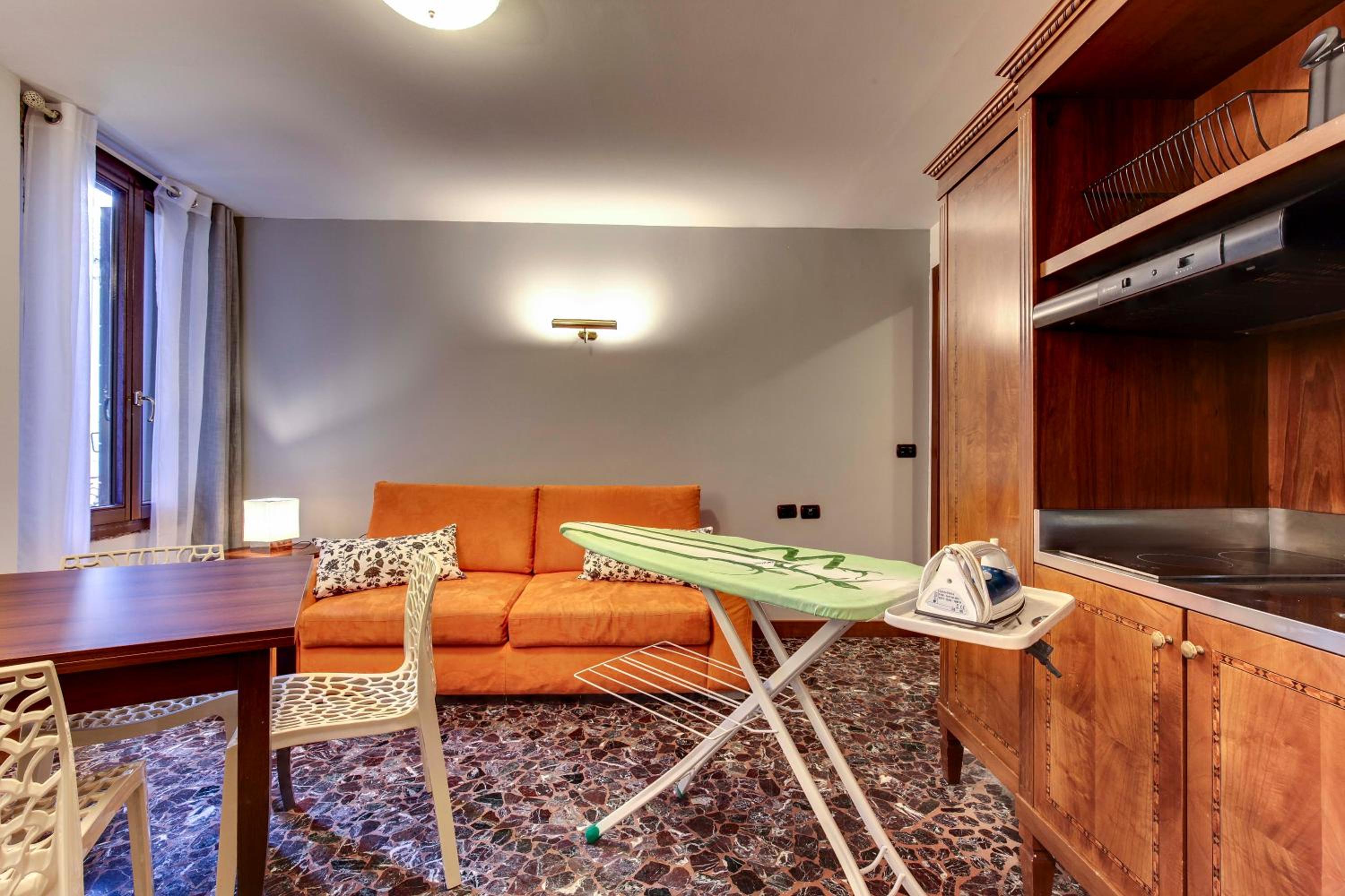 Apartment with Balcony photo 3