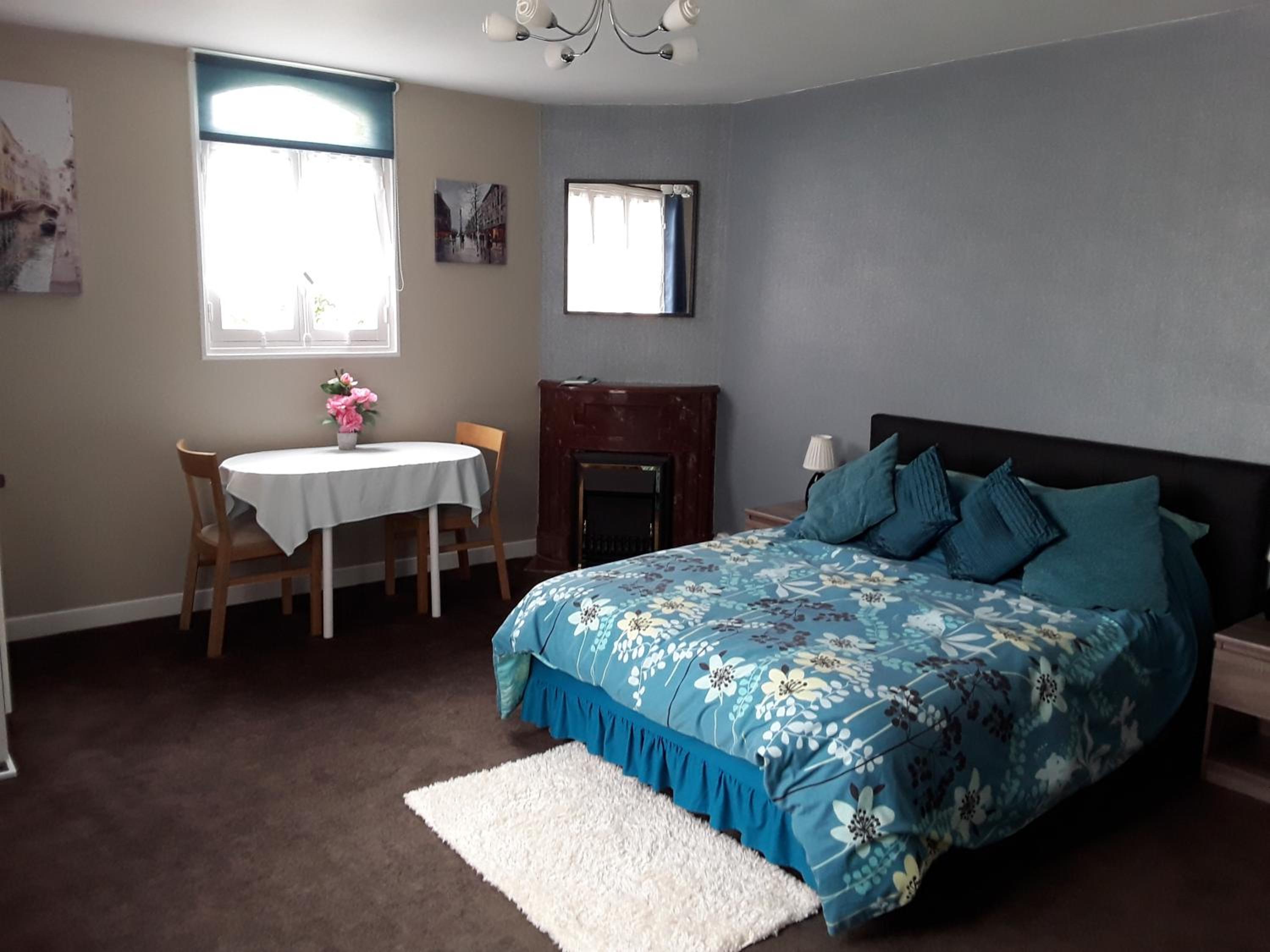 Double Room with Private Bathroom - Photo 8