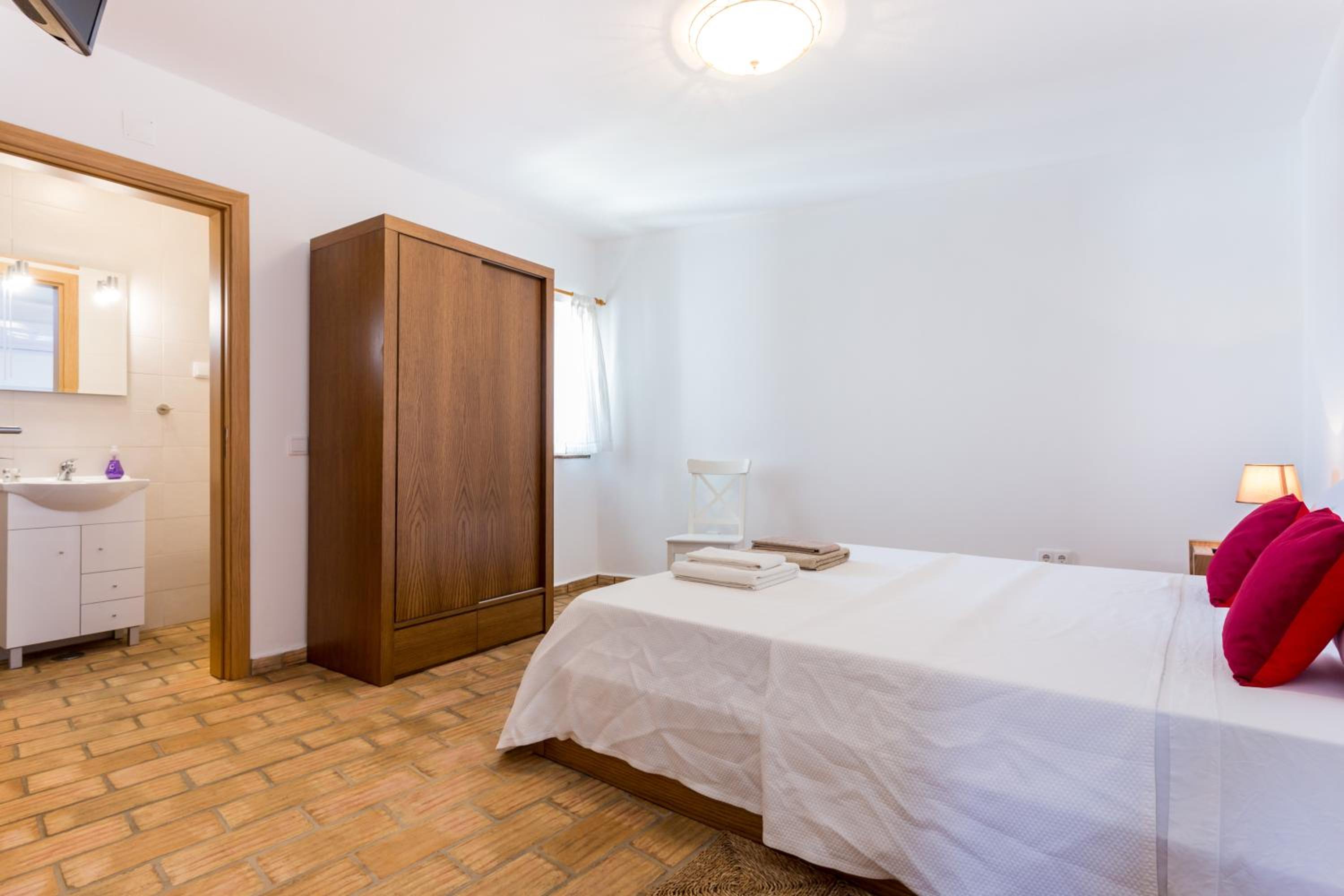 One-Bedroom Apartment photo 2