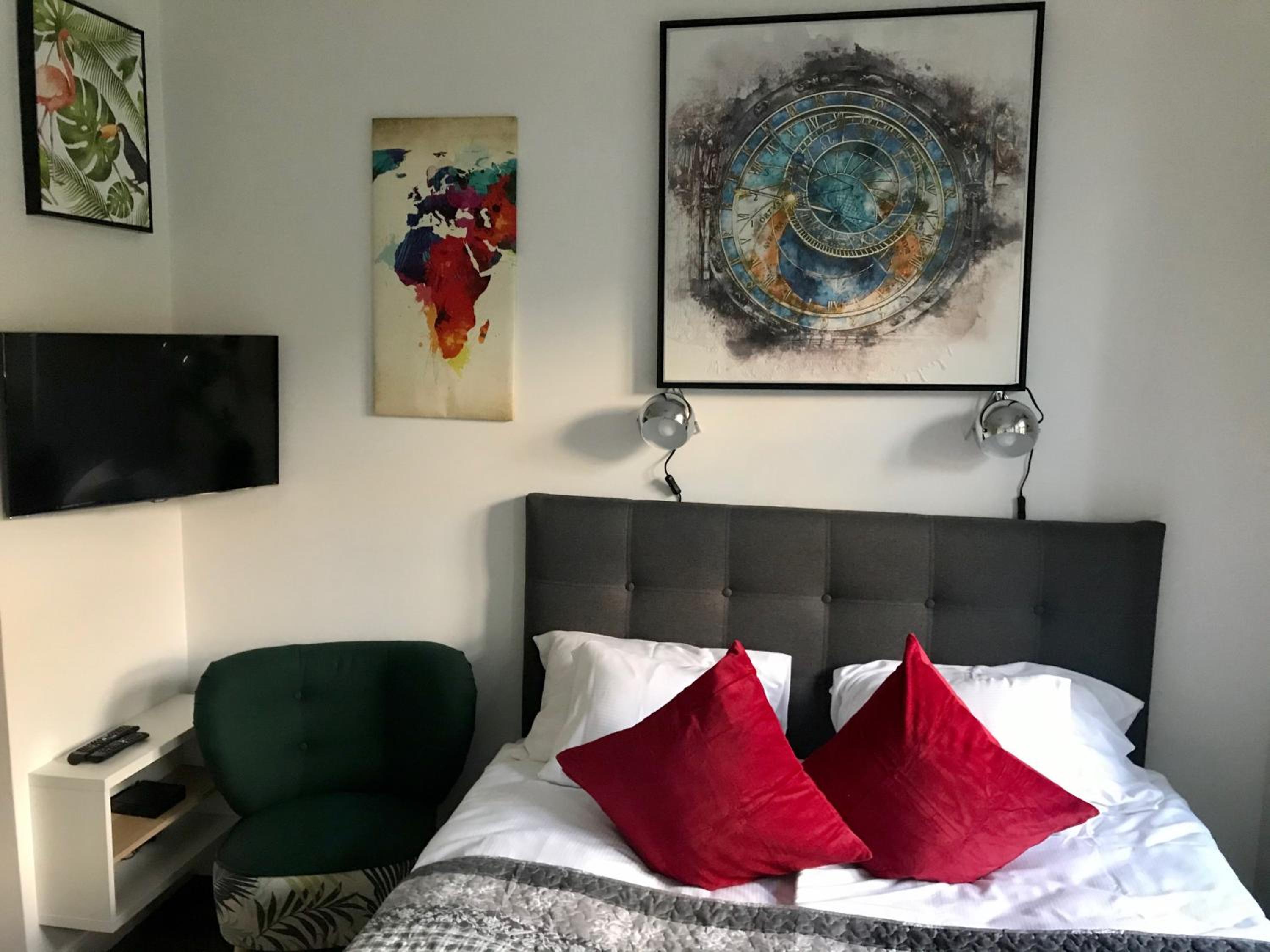 One-Bedroom Apartment photo 3