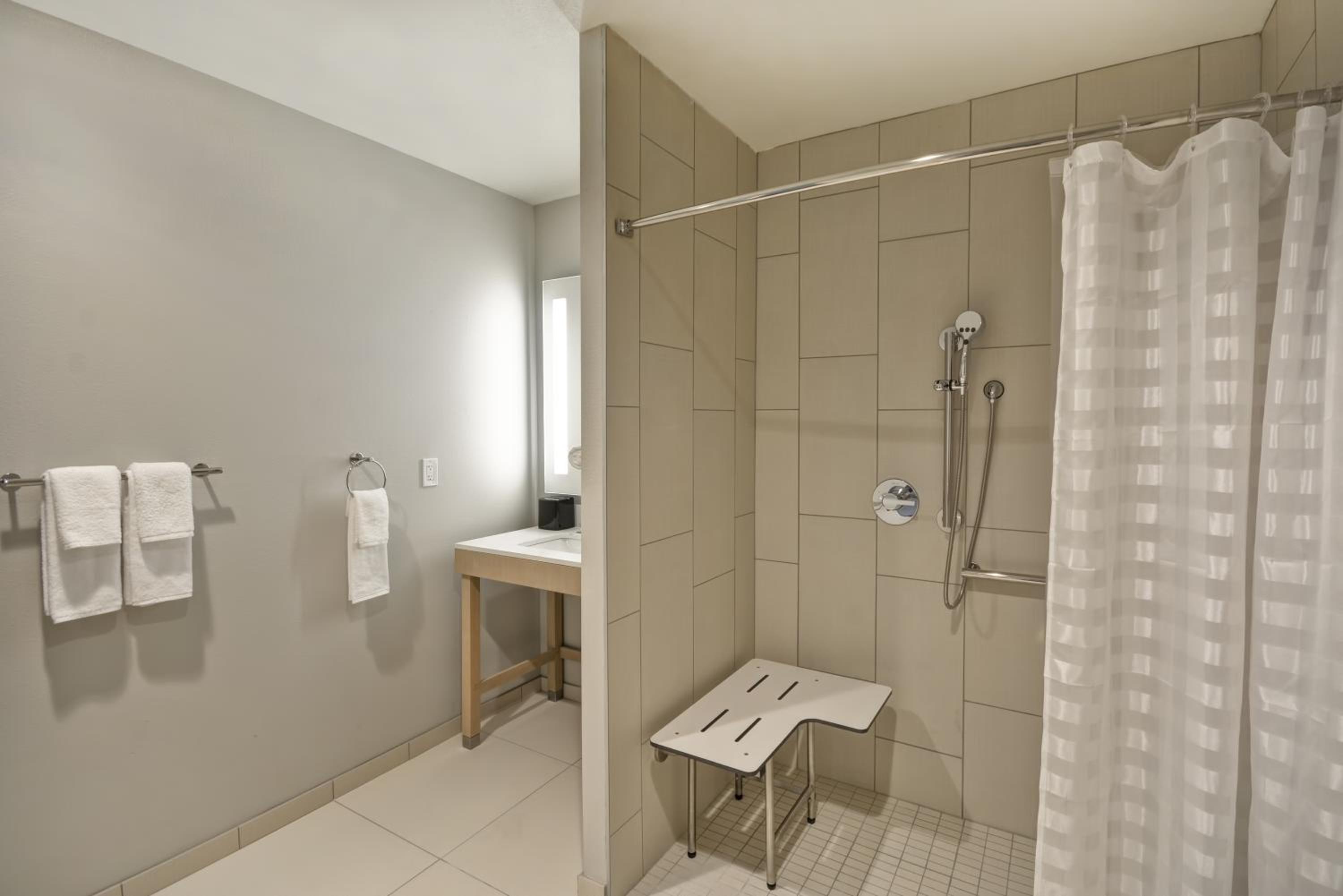 King Room with Roll-In Shower - Disability Access - Photo 2