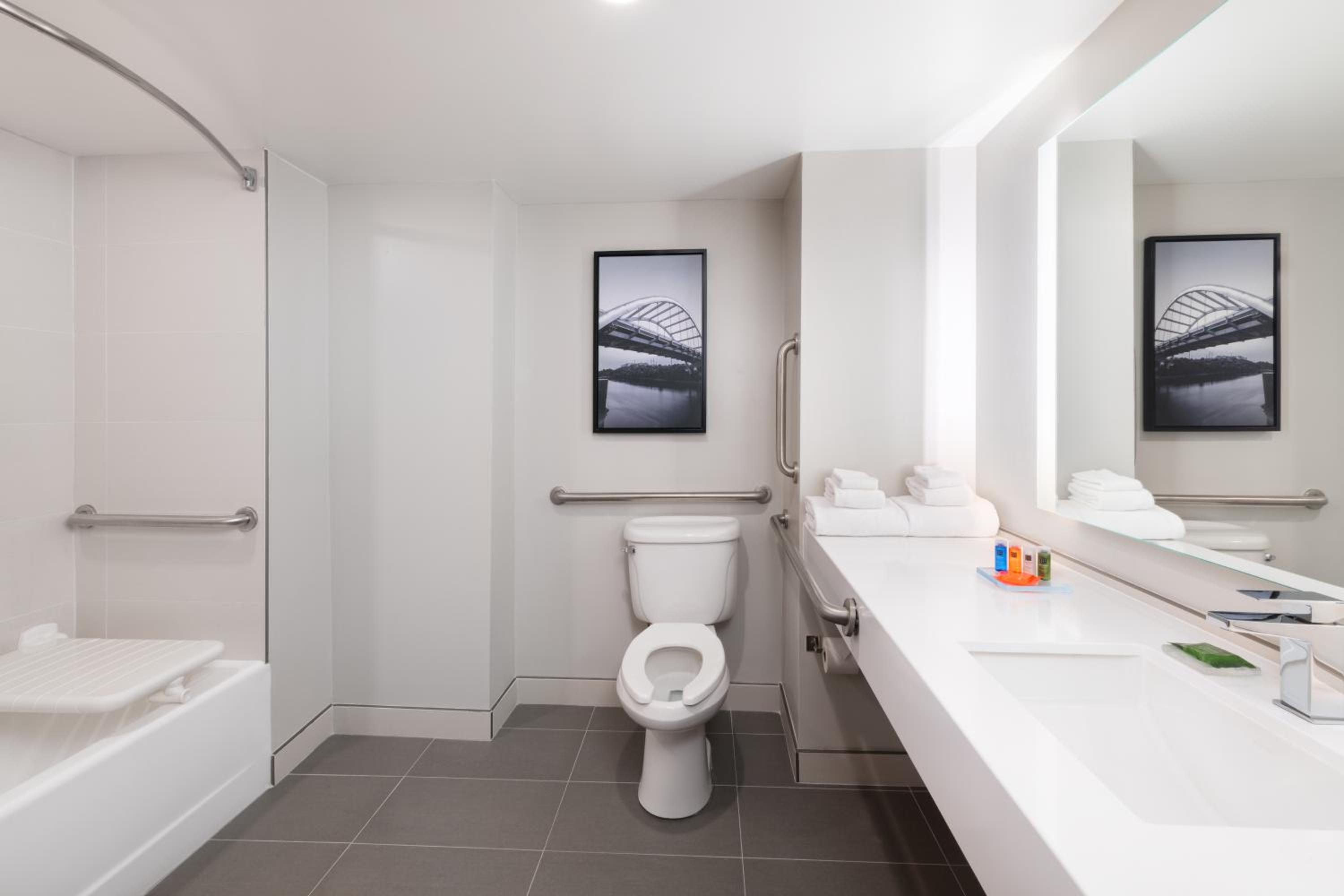 King Room with Raised Toilet - Disability Access/Non-Smoking - Photo 4