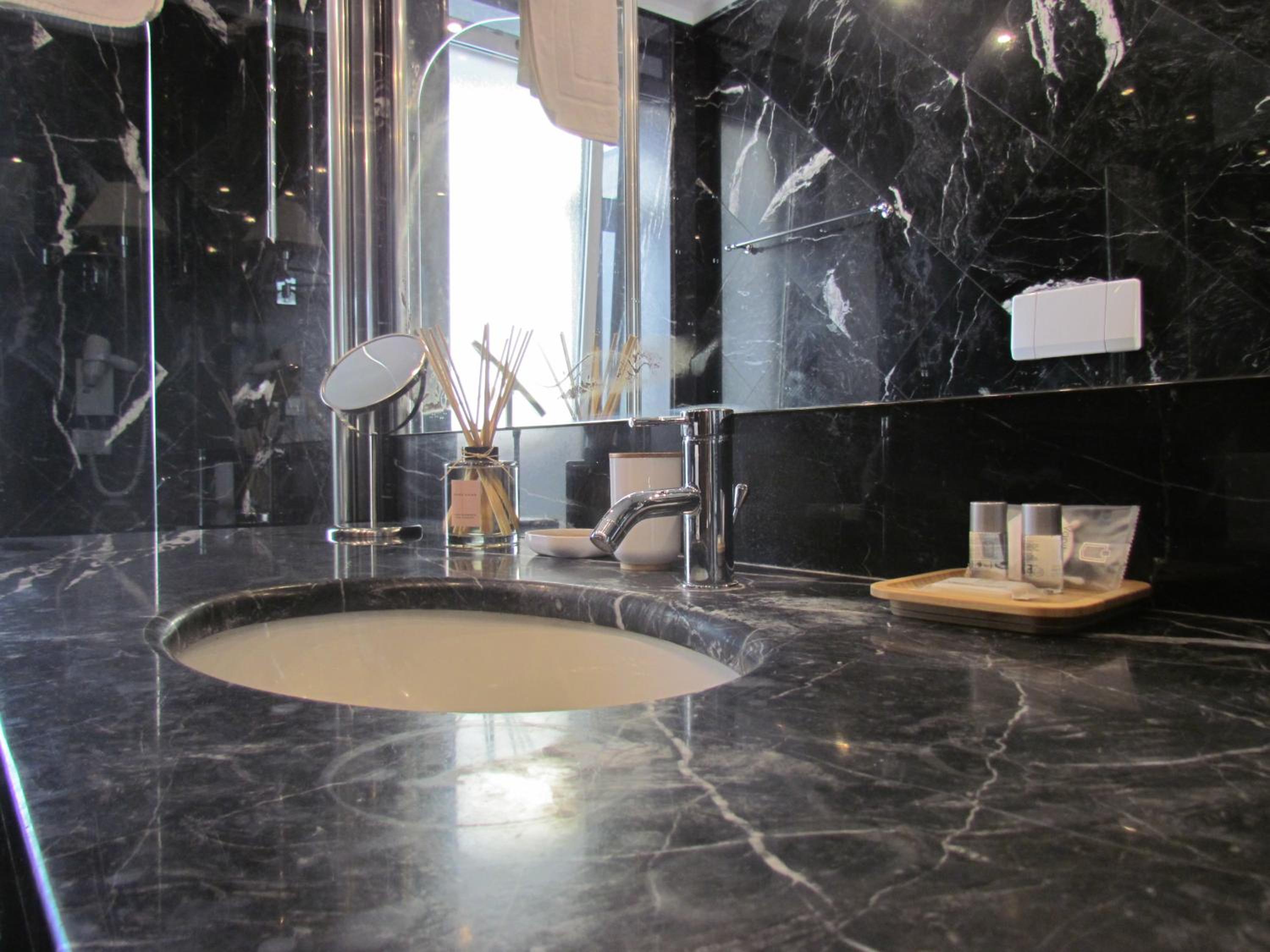 King Suite with Spa Bath photo 3