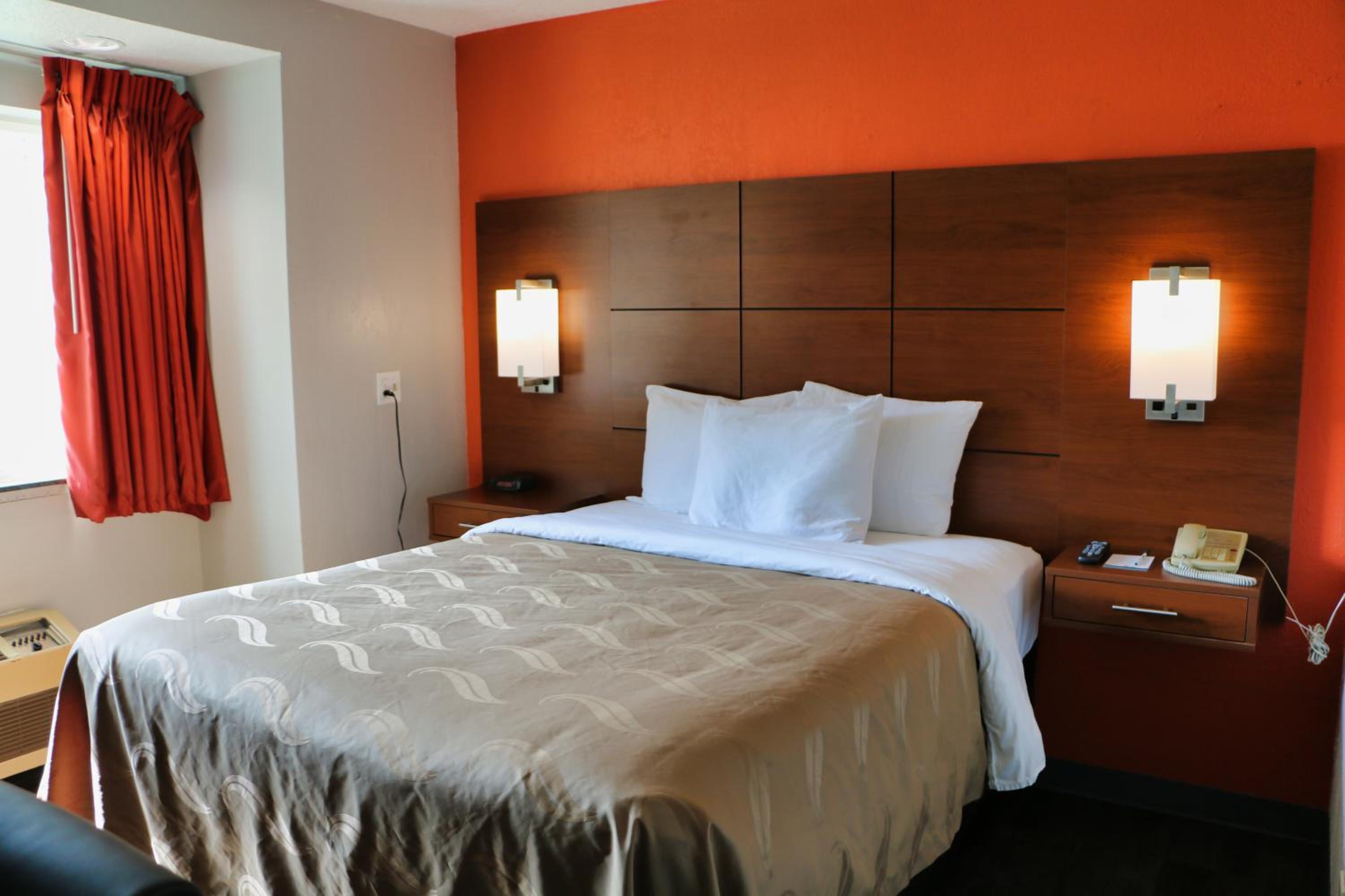 Queen Room - Non-Smoking - Photo 1