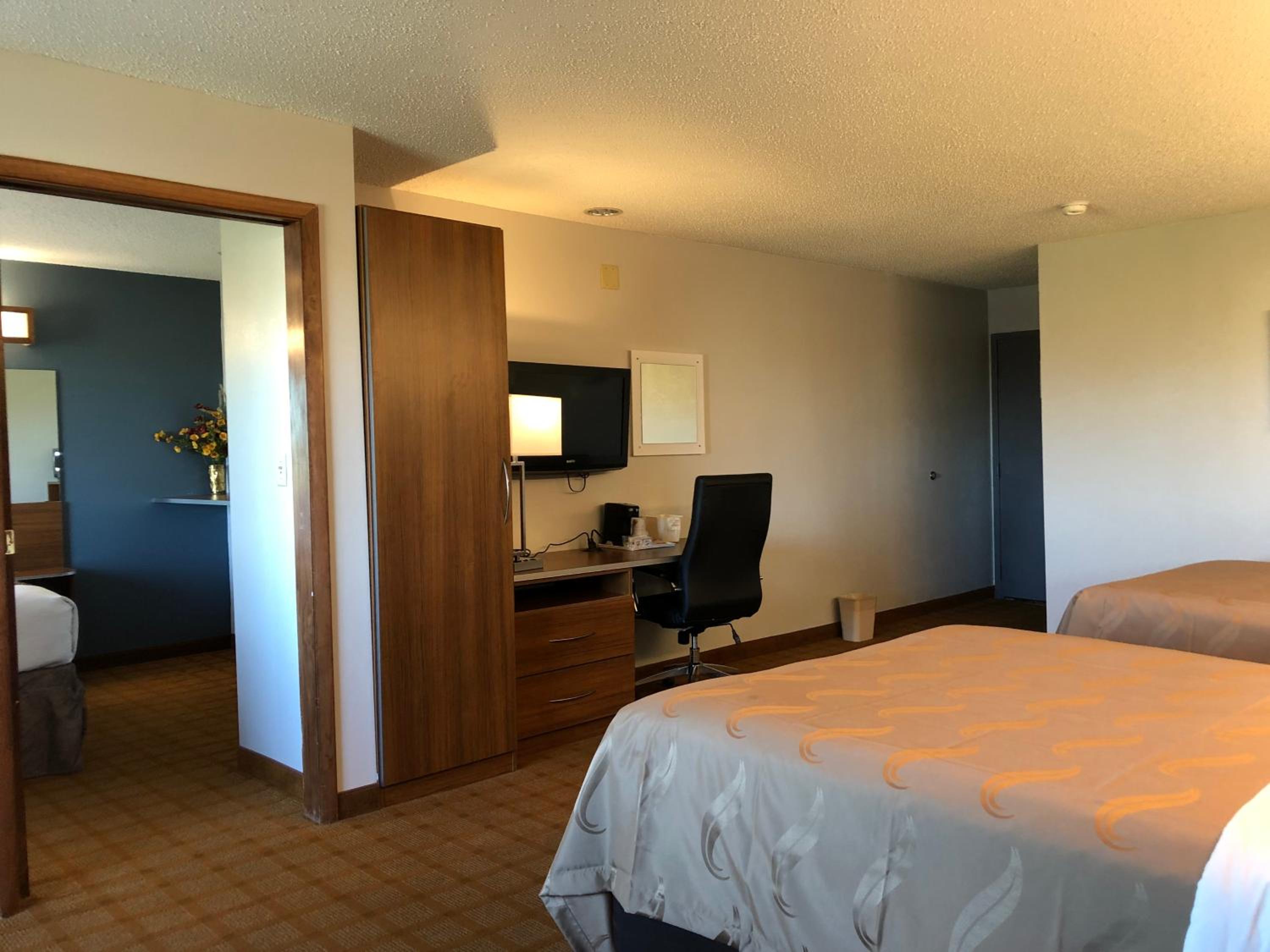 Queen Room with Two Queen Beds - Non-Smoking - Photo 2