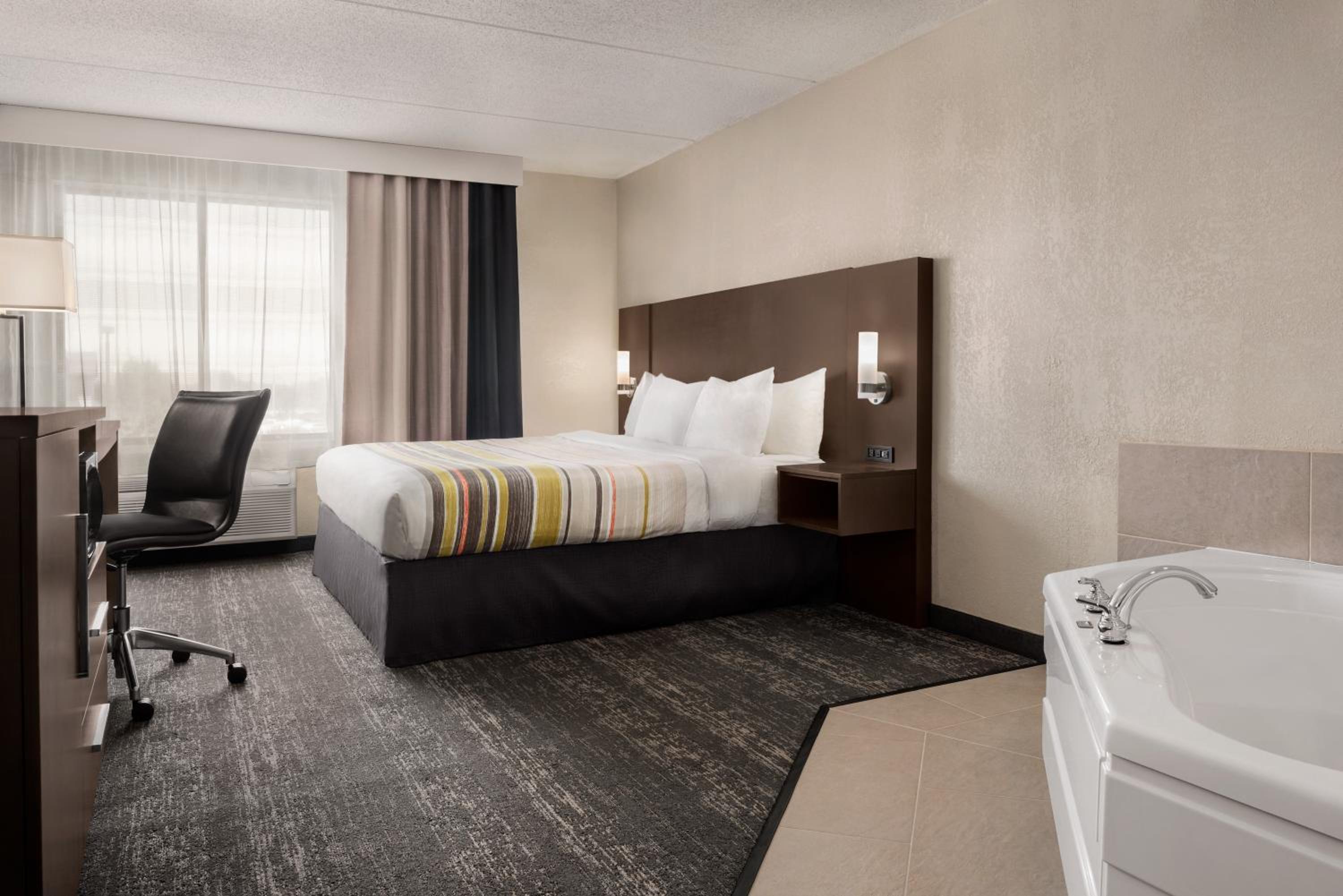 King Suite with Whirlpool - Non-Smoking - Photo 5