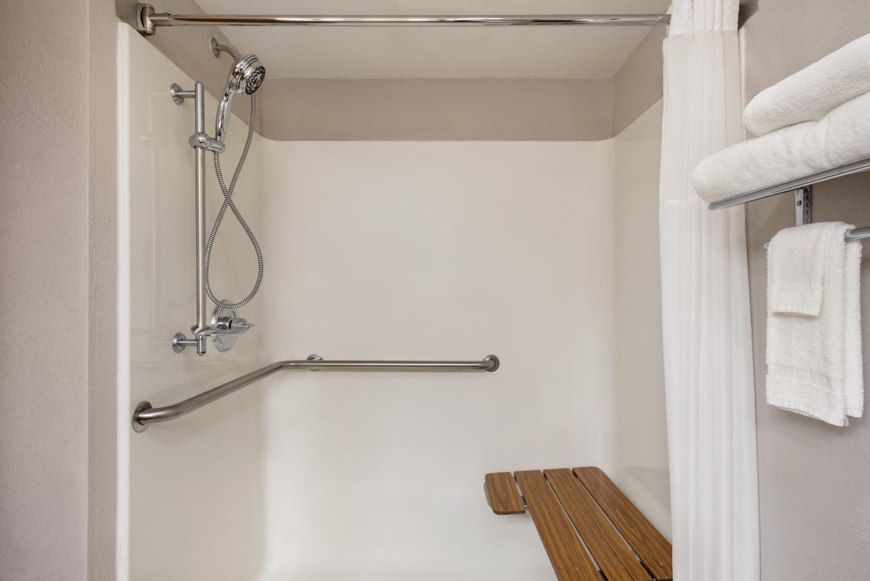 King Room with Roll-In Shower - Disability Access - Photo 8