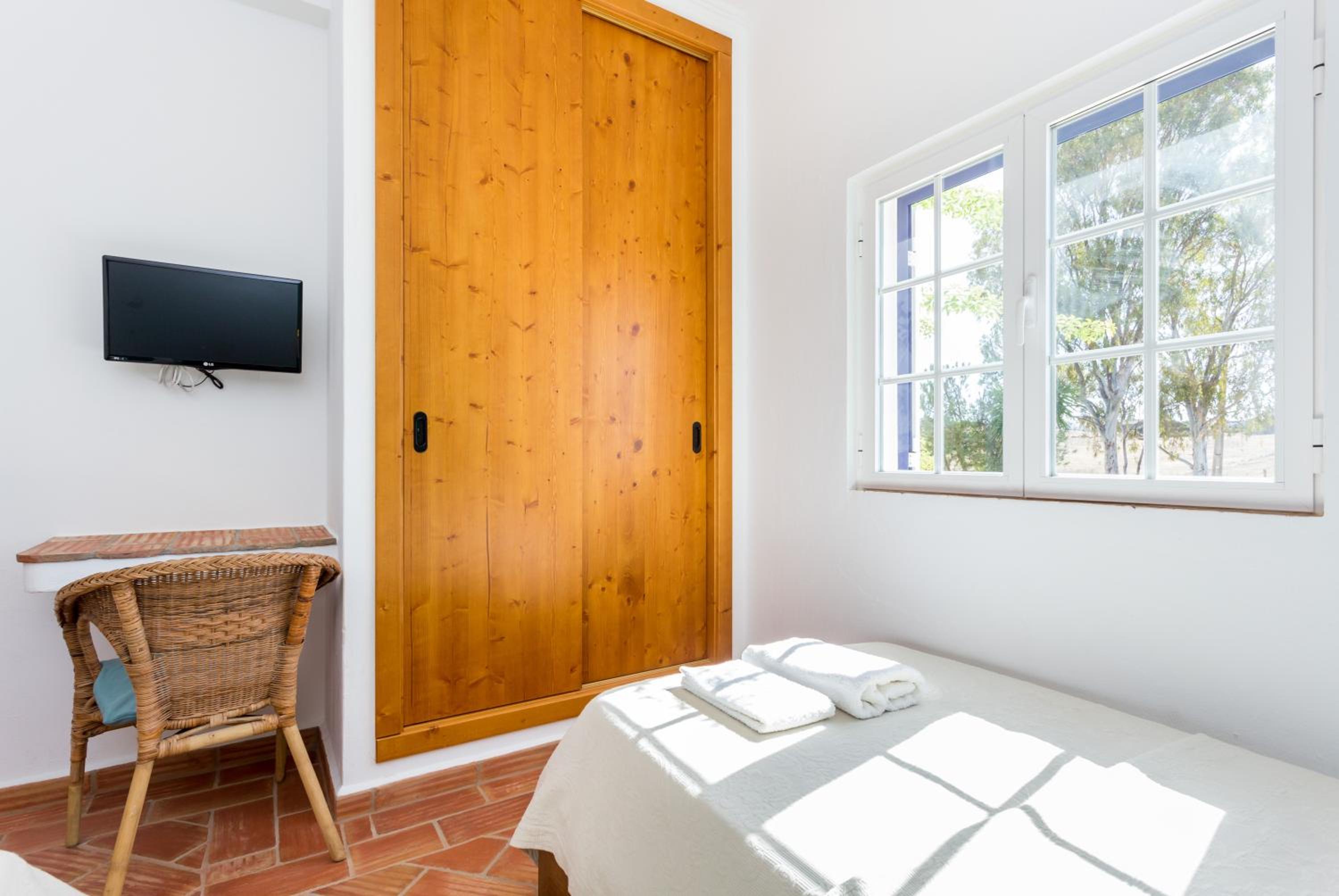 Twin Room - Photo 10
