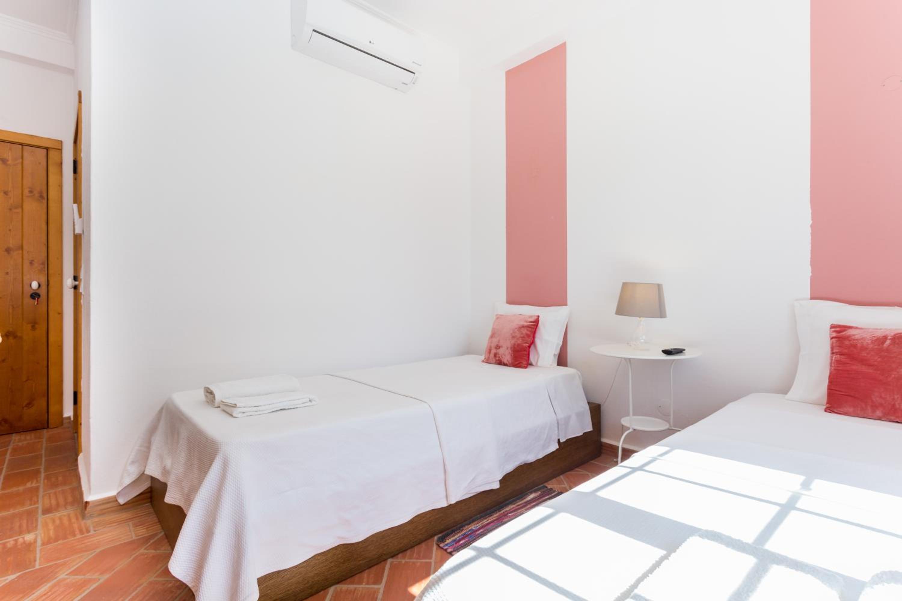 Twin Room - Photo 20