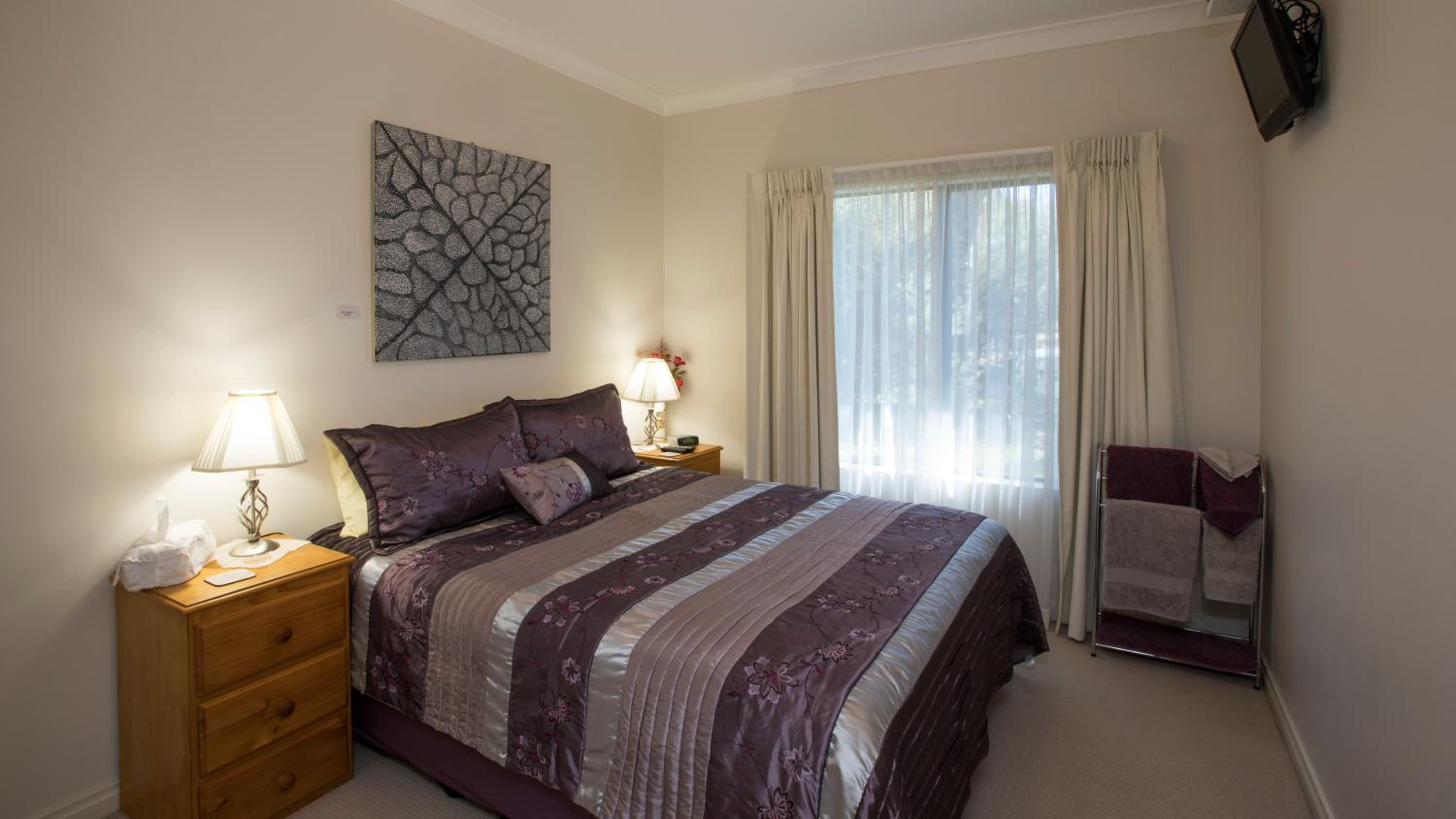 Deluxe Queen Room 2