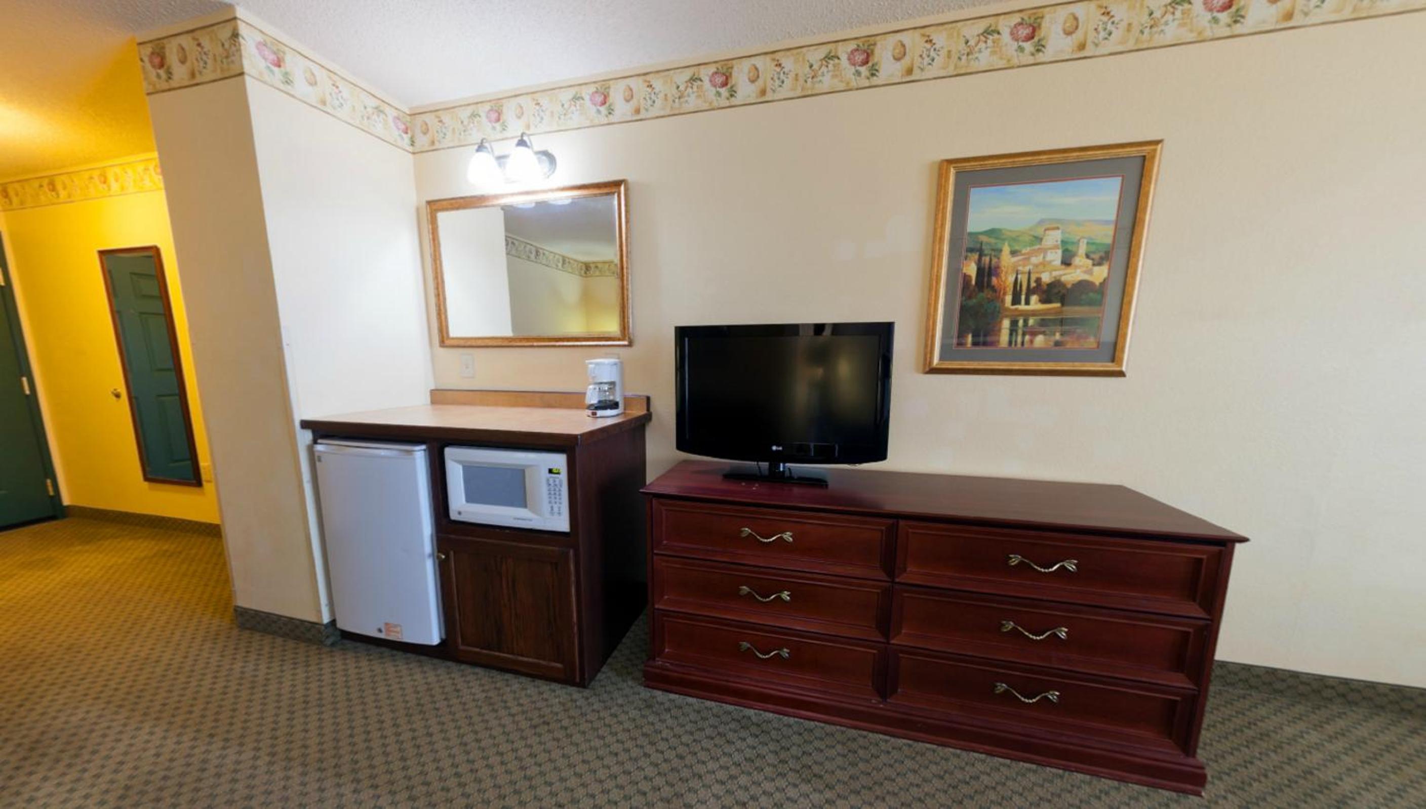 Studio Suite with One King Bed/Sofa Bed - Non Smoking - Photo 2