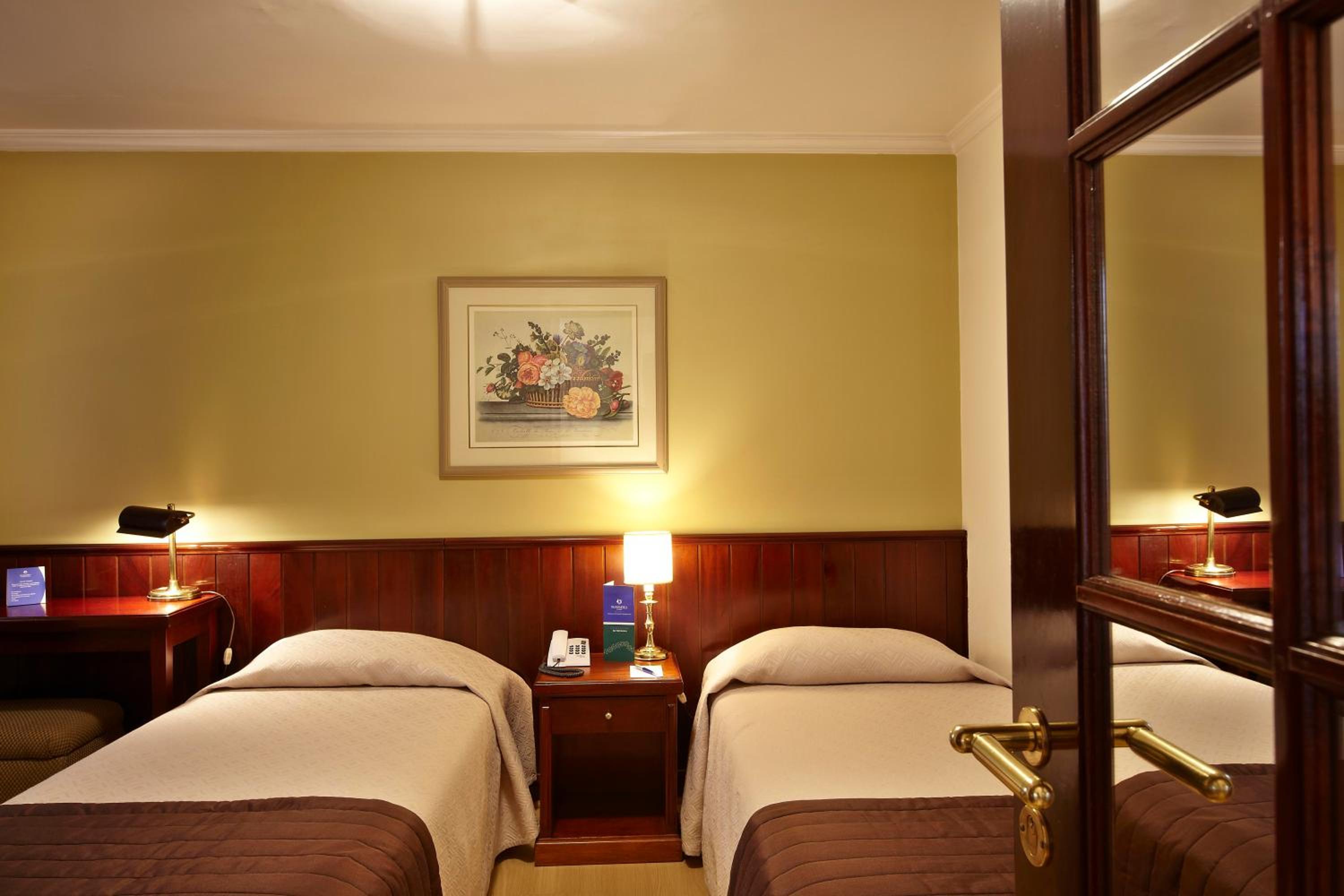 Standard Twin Room - Photo 4