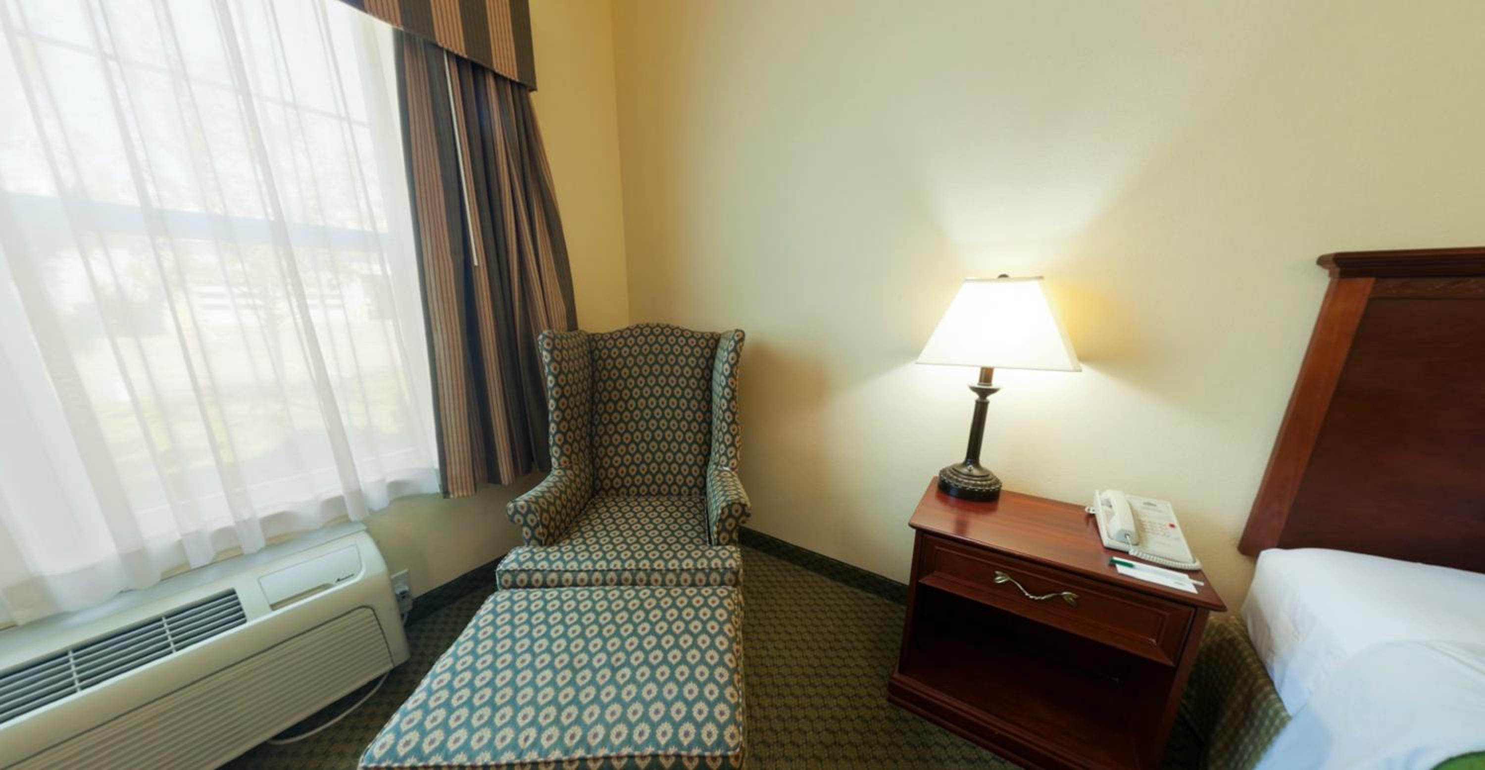 King Room with Roll In Shower - Disability Access/Non-Smoking - Photo 2