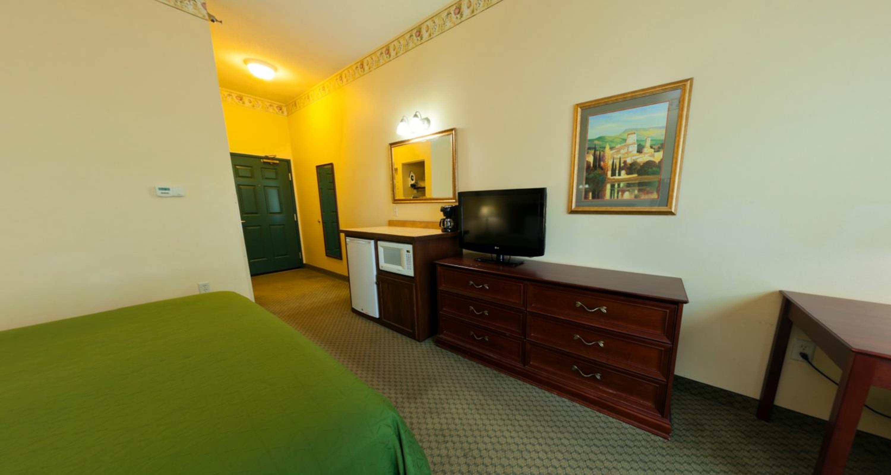 King Room with Roll In Shower - Disability Access/Non-Smoking - Photo 1