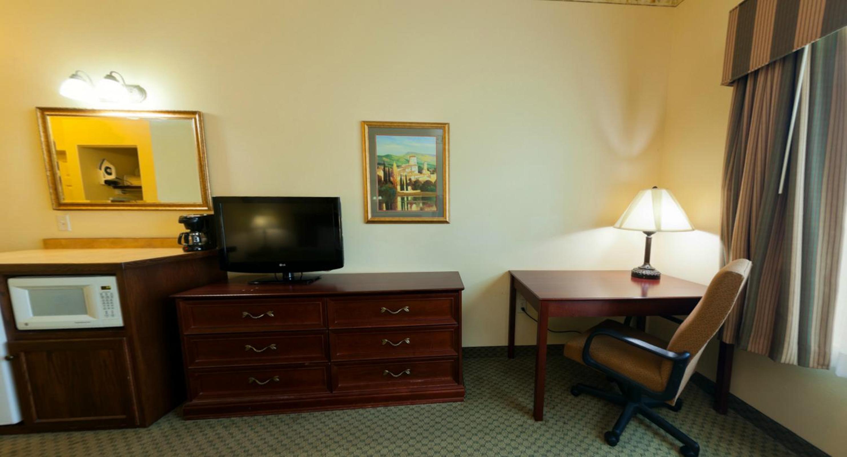 Queen Room with Two Queen Beds - Non-Smoking - Photo 4