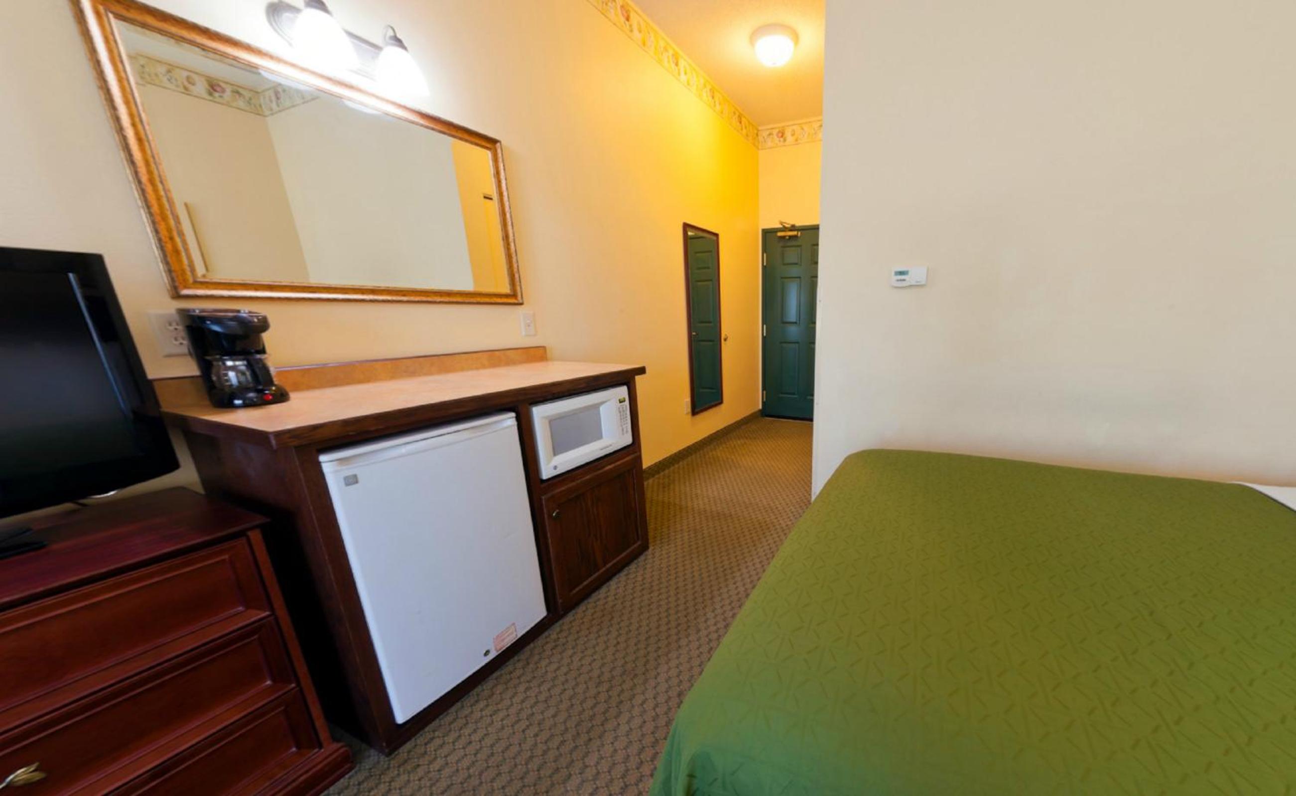 Queen Room with Two Queen Beds - Non-Smoking - Photo 1