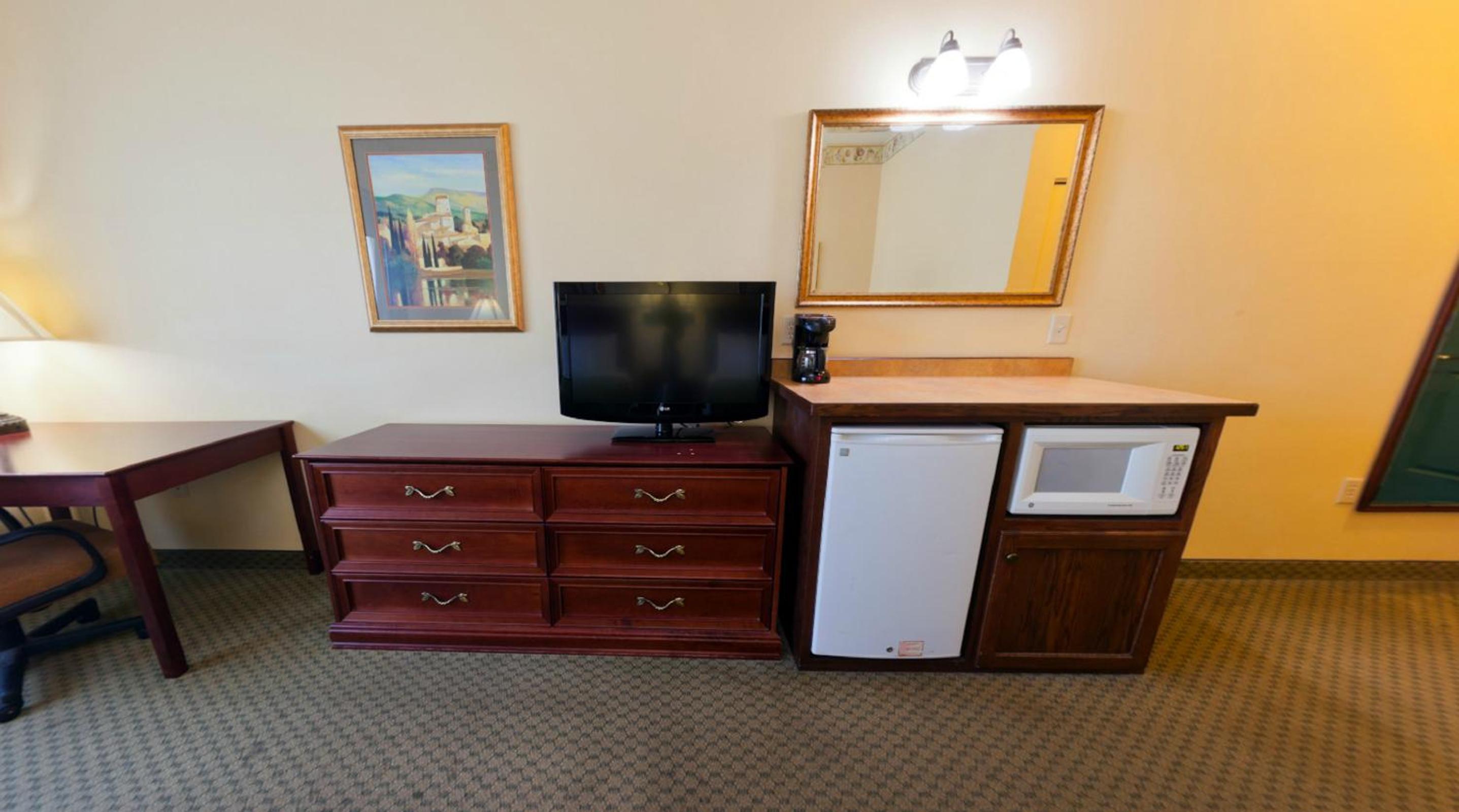 Queen Room with Two Queen Beds - Non-Smoking - Photo 5