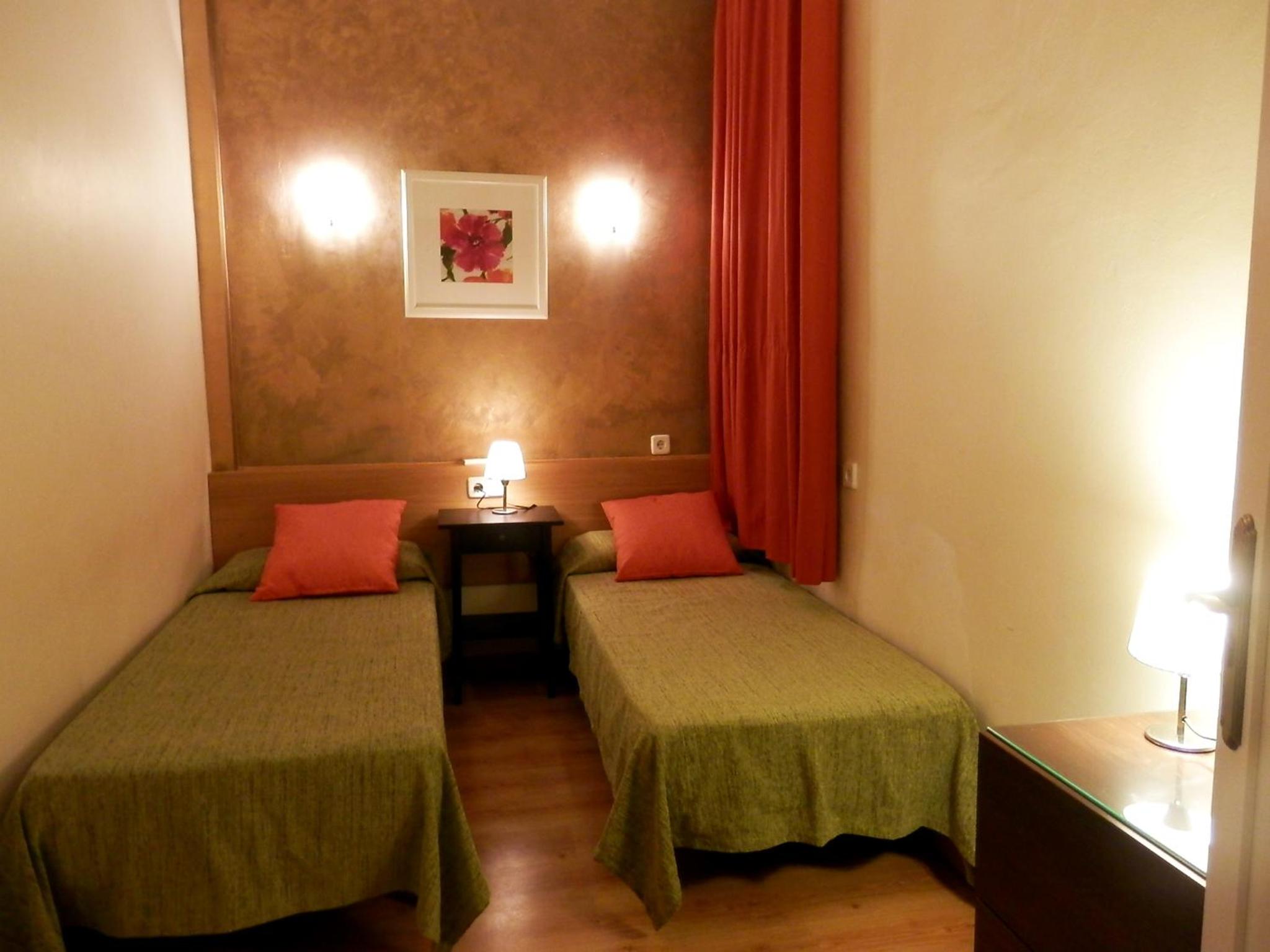 Basic Twin Room with Shared Bathroom photo 3
