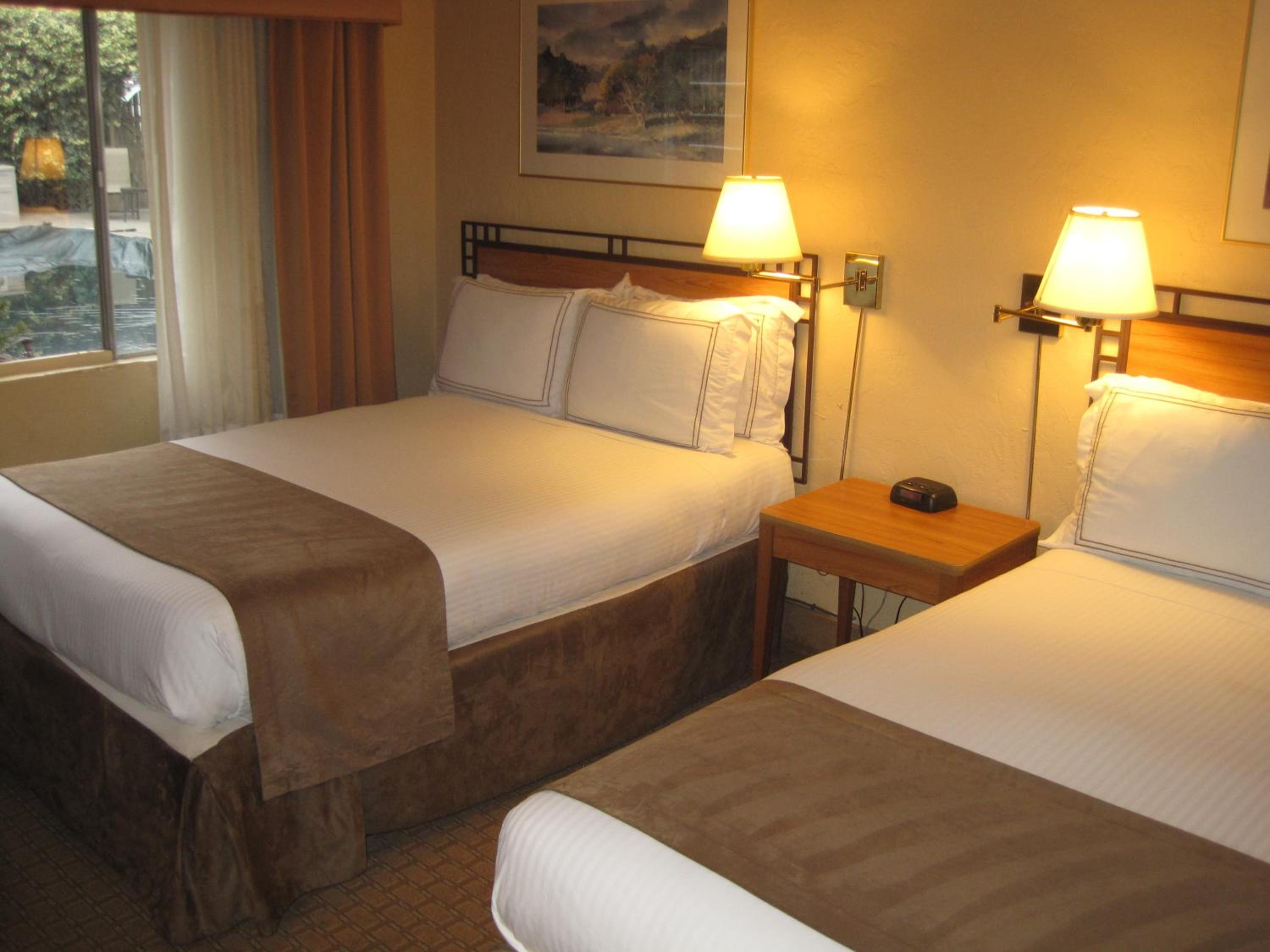 Queen Room with Two Queen Beds - Non-Smoking photo 3